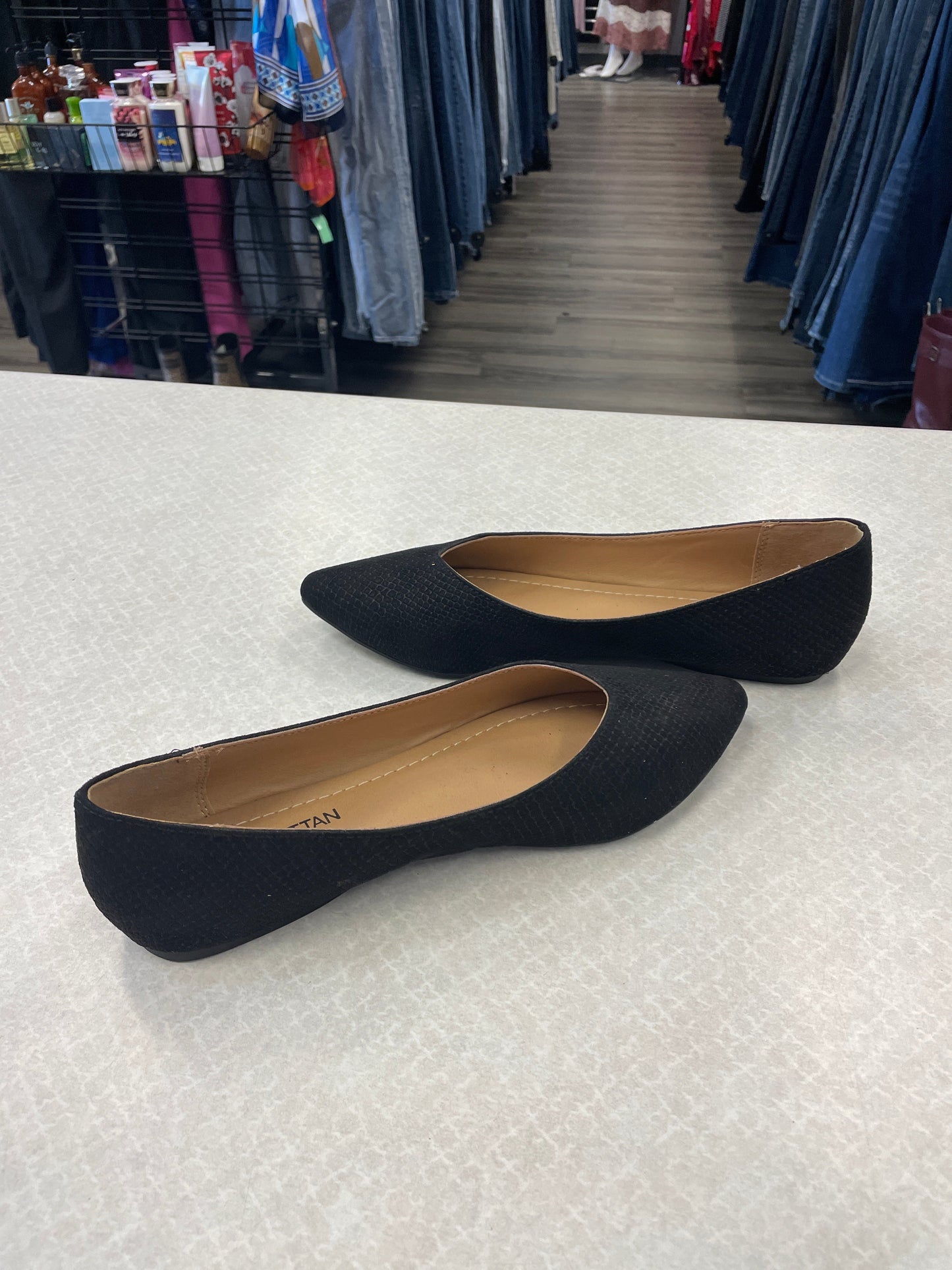 Black Shoes Flats Clothes Mentor, Size 6.5