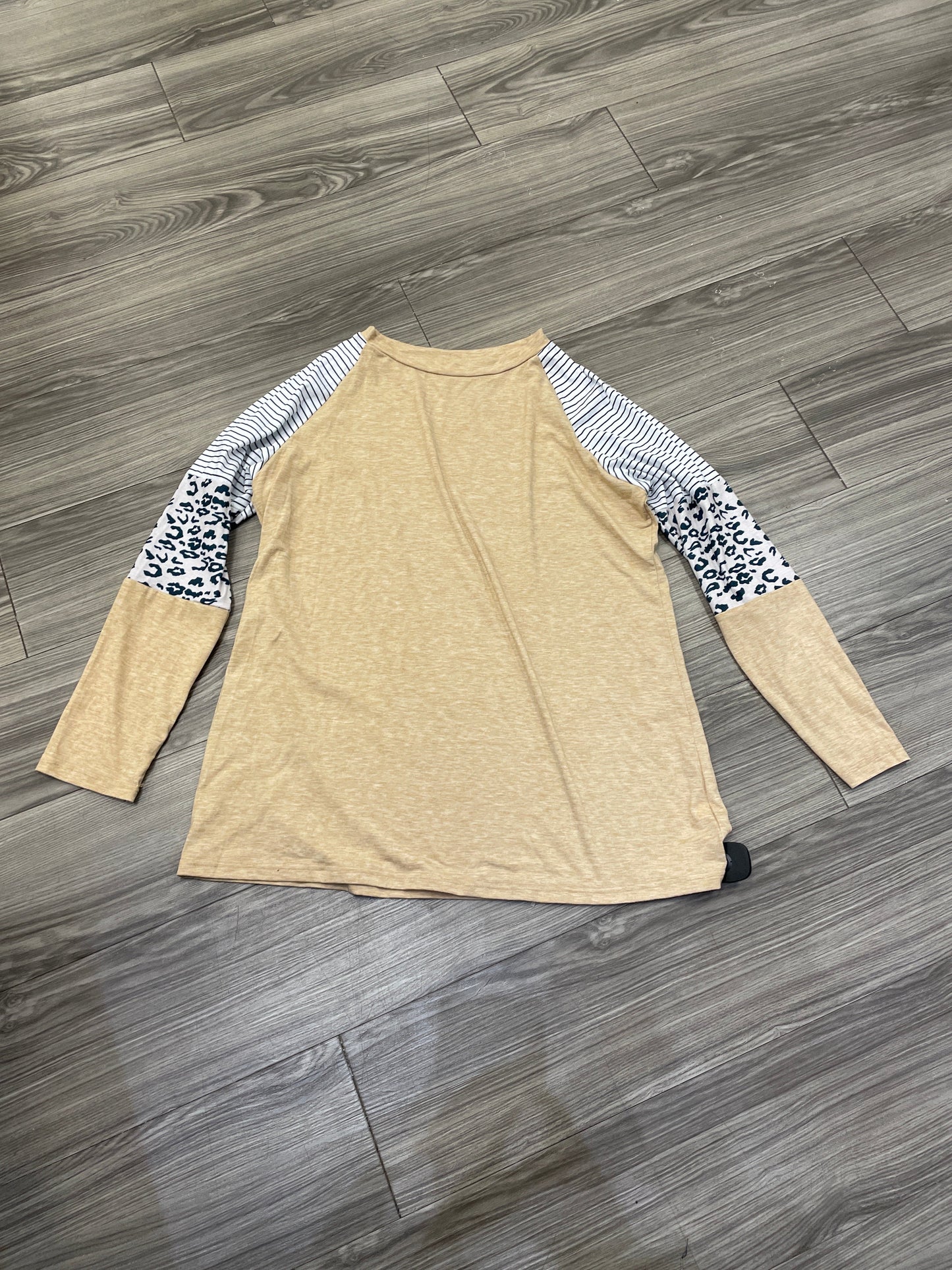 Top Long Sleeve By Clothes Mentor In Tan & White, Size: 2x