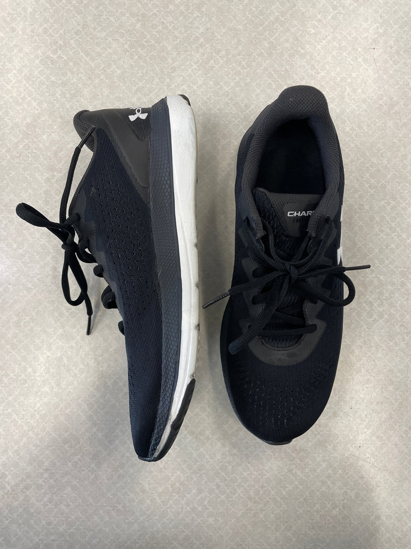 Shoes Sneakers By Under Armour In Black & White, Size: 9