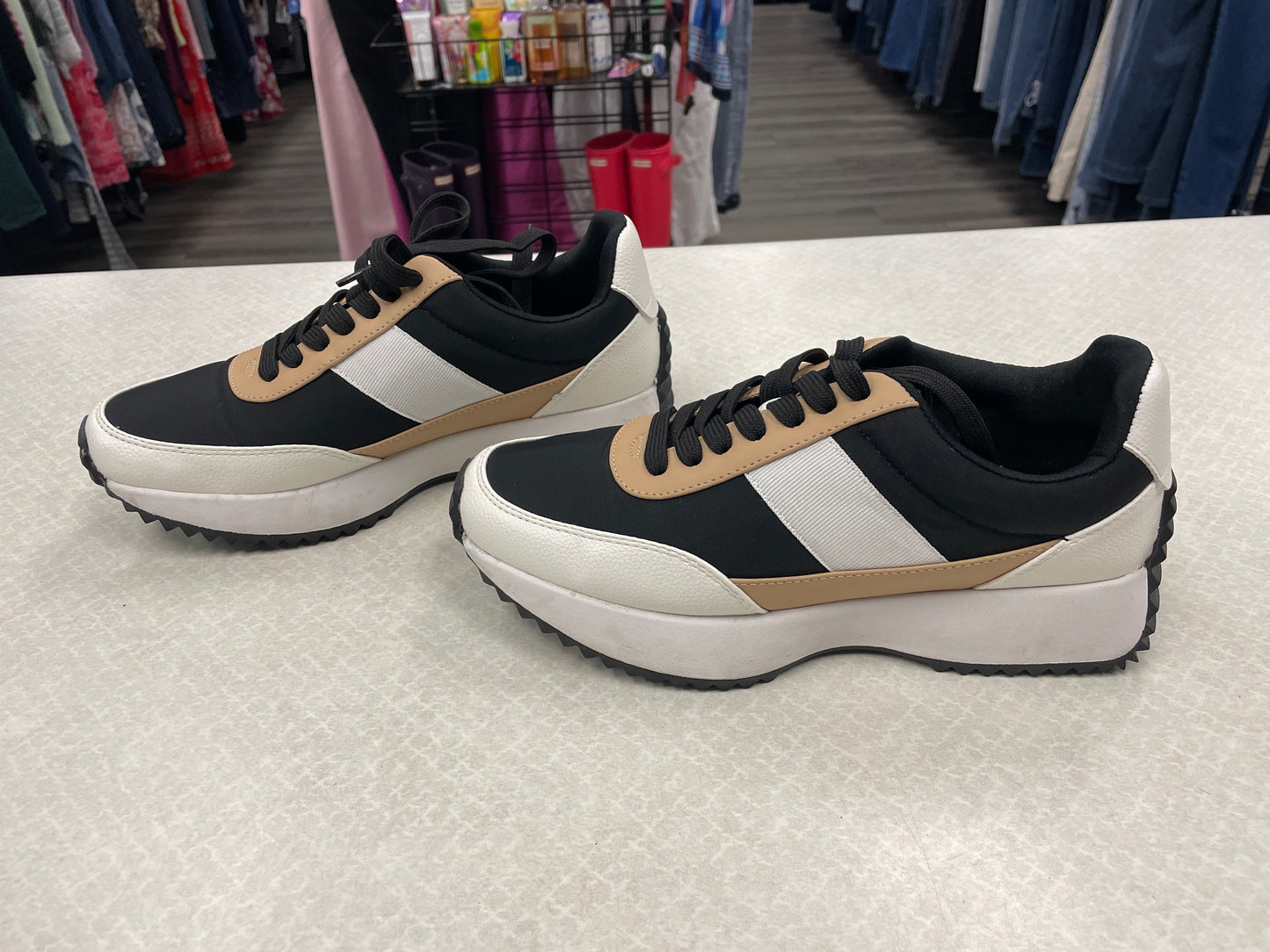 Shoes Athletic By Clothes Mentor In Black & Gold, Size: 7