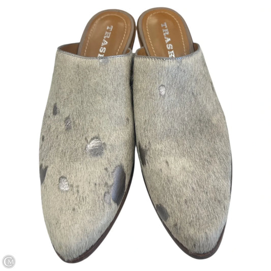 Shoes Flats By Cmb In Animal Print, Size: 9