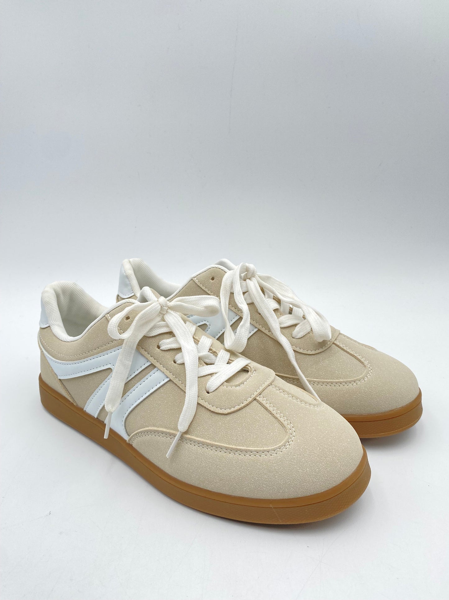 Shoes Sneakers By Clothes Mentor In Beige, Size: 9