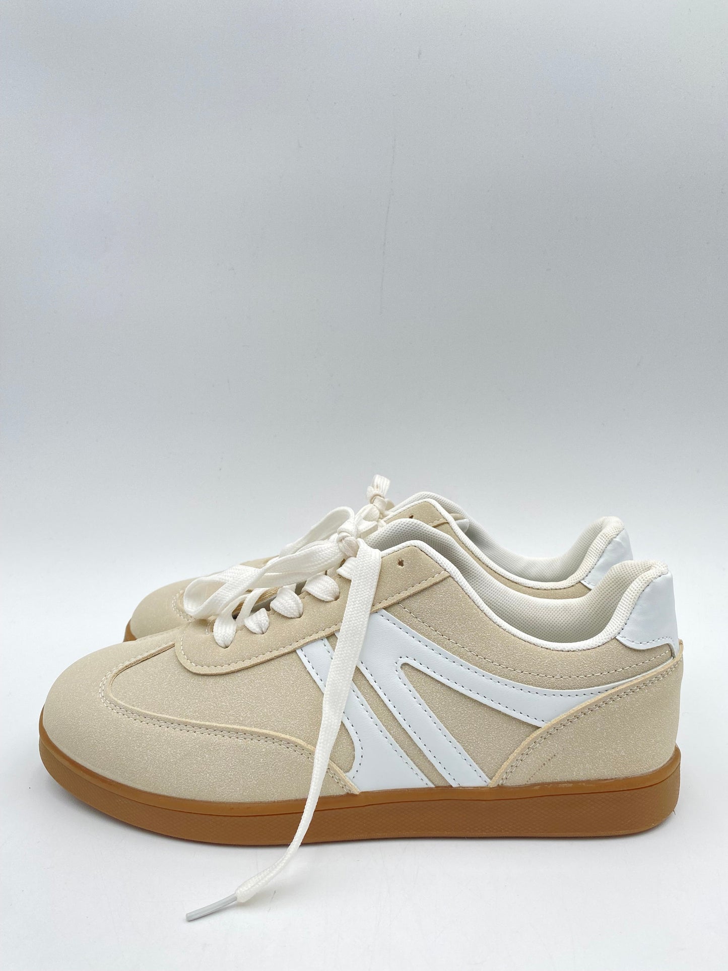 Shoes Sneakers By Clothes Mentor In Beige, Size: 9