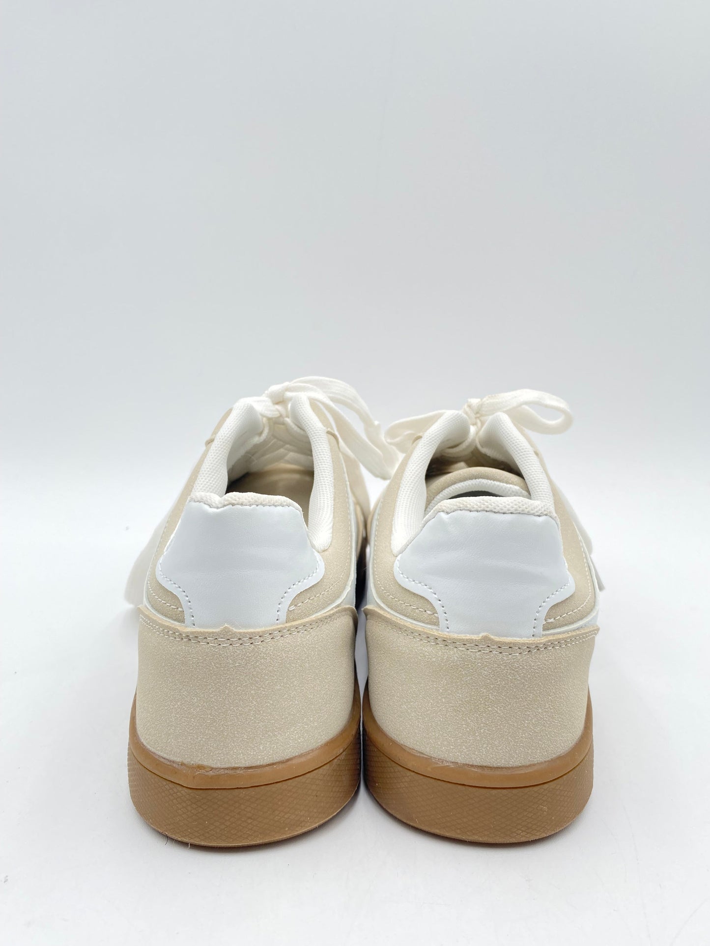 Shoes Sneakers By Clothes Mentor In Beige, Size: 9