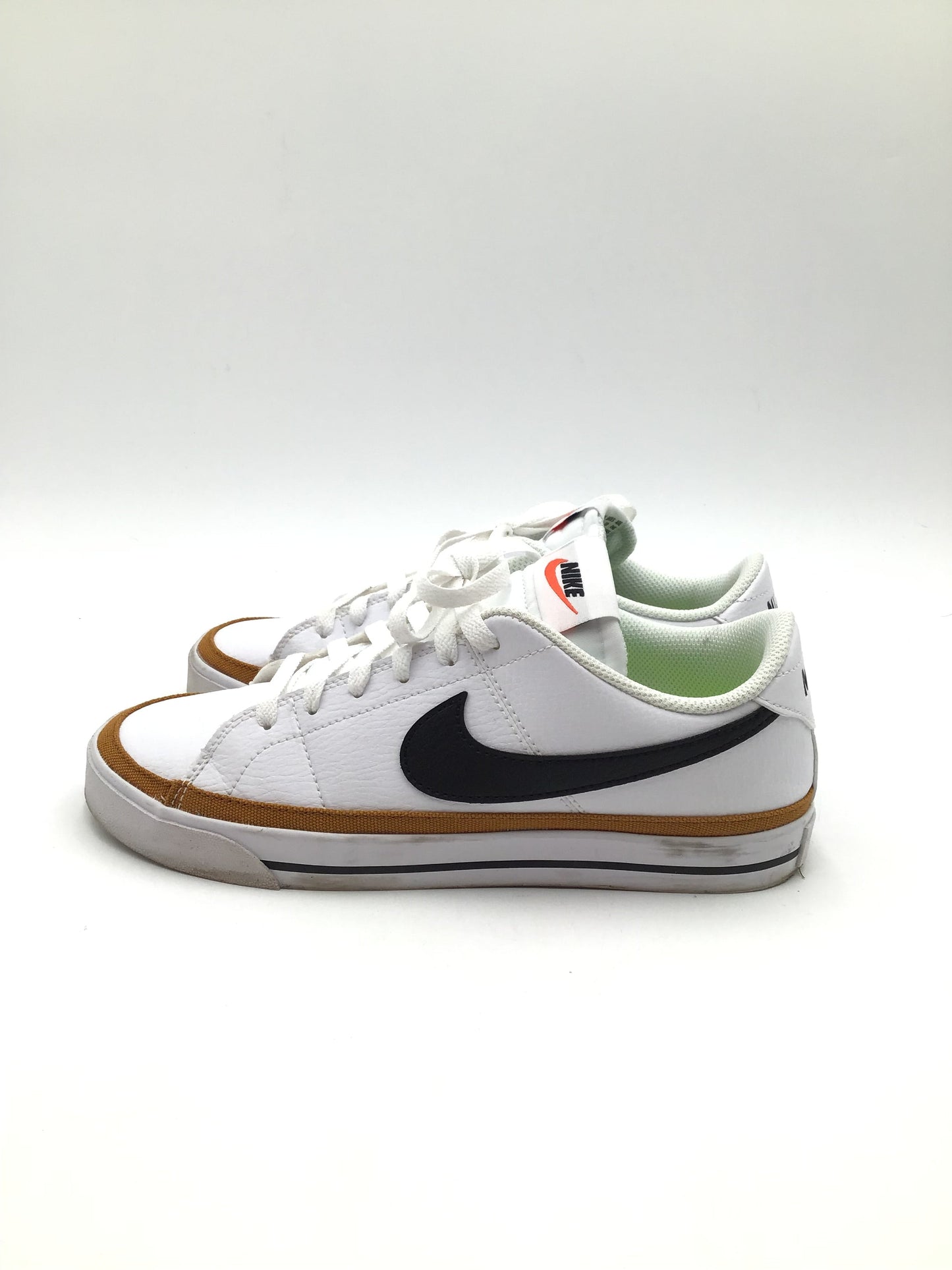 Shoes Sneakers By Nike In White, Size: 9