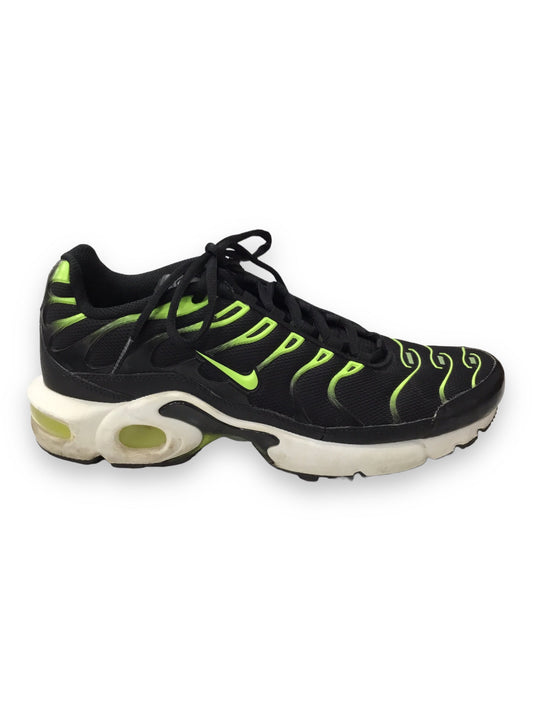 Black Shoes Athletic Nike, Size 9
