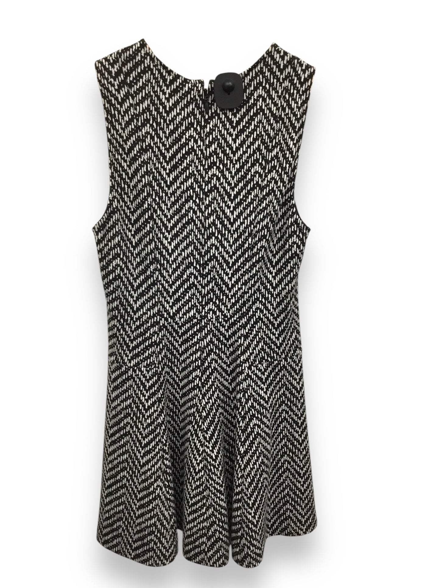 Dress Casual Short By Bcbgeneration In Black & White, Size: M