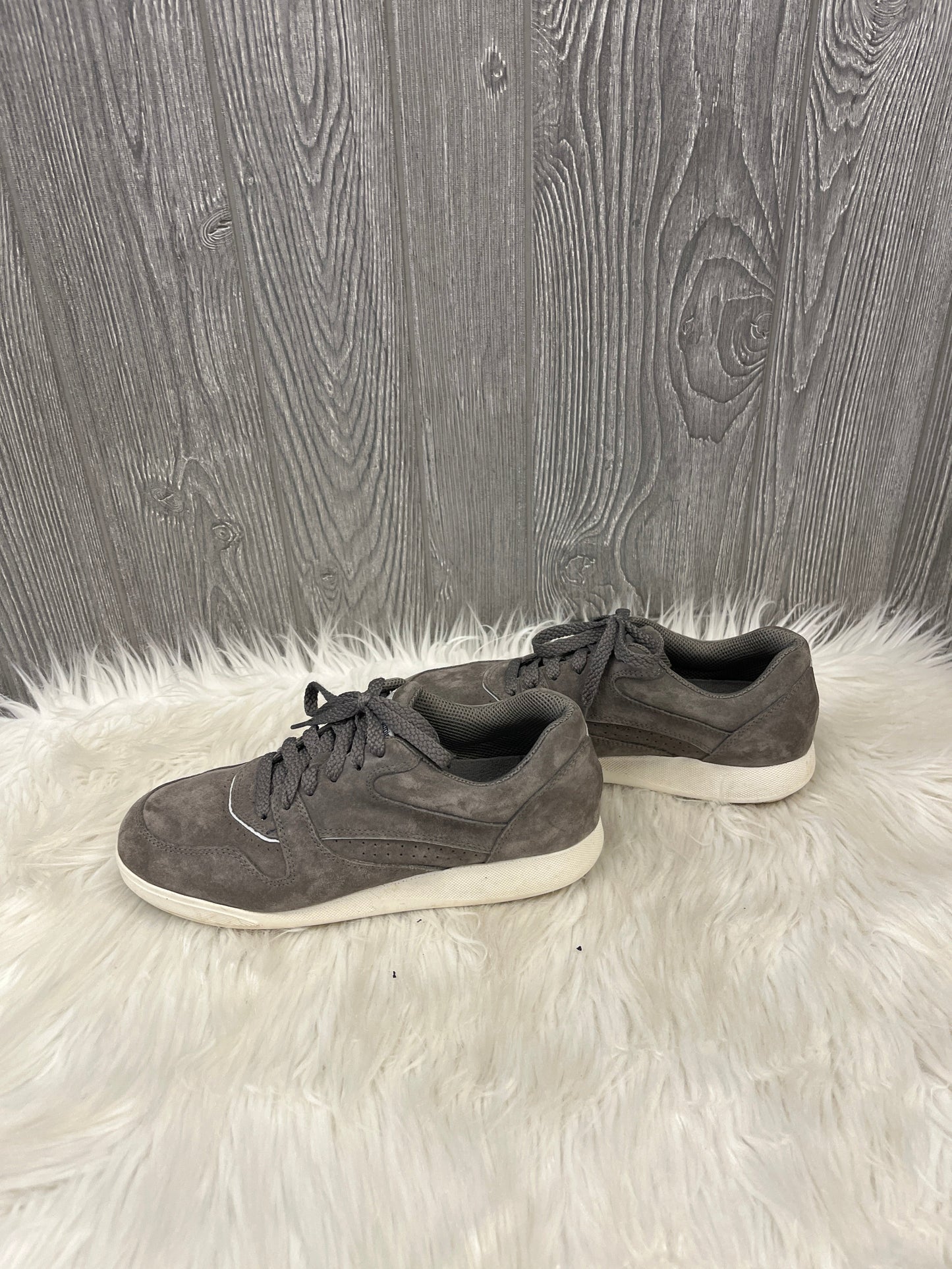 Shoes Sneakers By Clothes Mentor In Grey, Size: 8