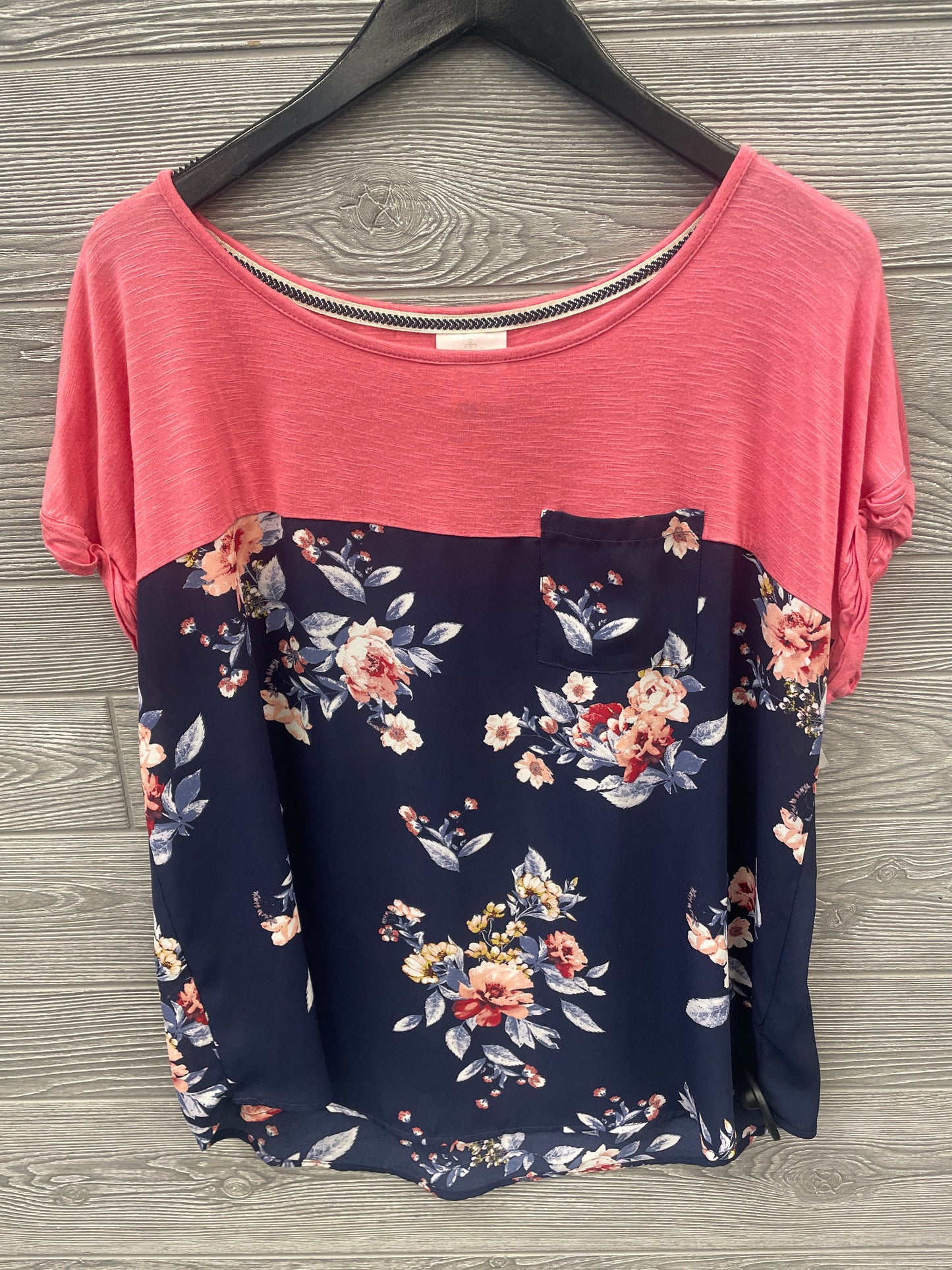 Top Short Sleeve By Knox Rose In Coral, Size: L