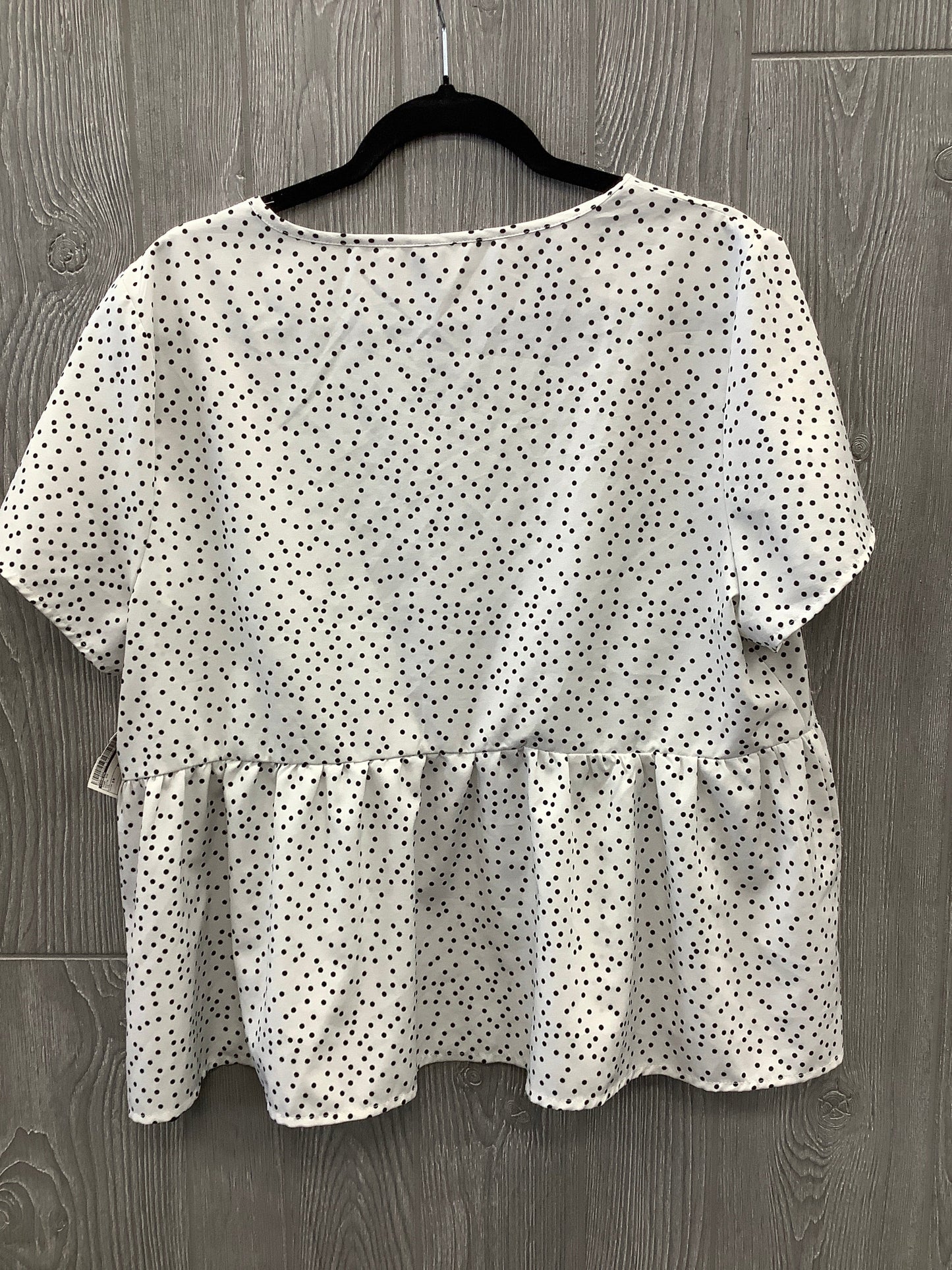 Top Short Sleeve By Shein In Dots, Size: 1x