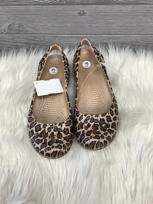 Sandals Flats By Crocs In Animal Print, Size: 6