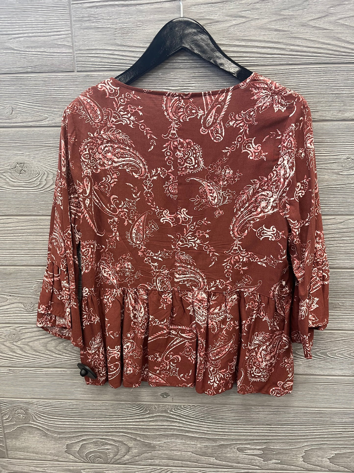 Red Top 3/4 Sleeve Clothes Mentor, Size M