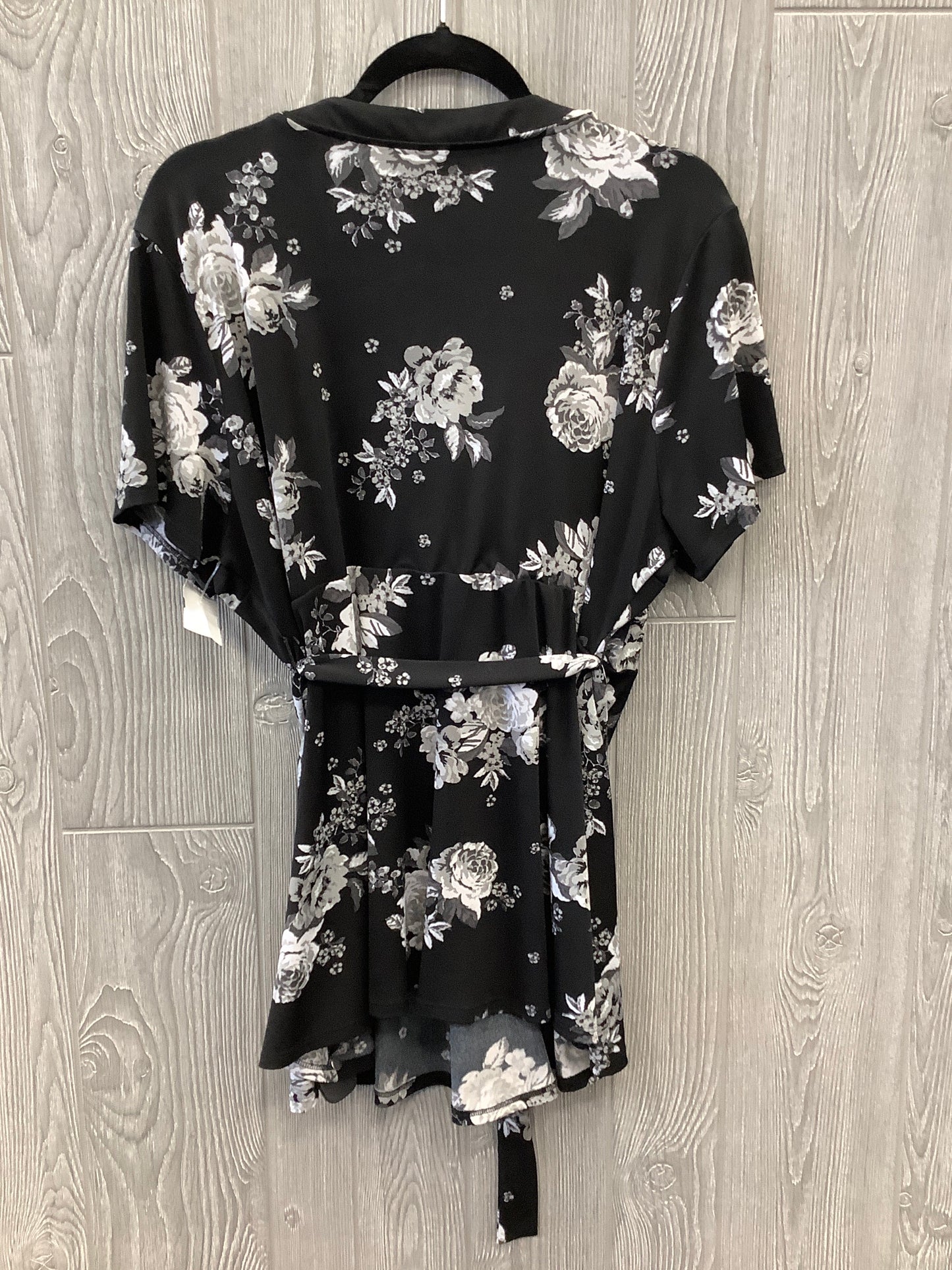 Top Short Sleeve By Torrid In Black, Size: 2x