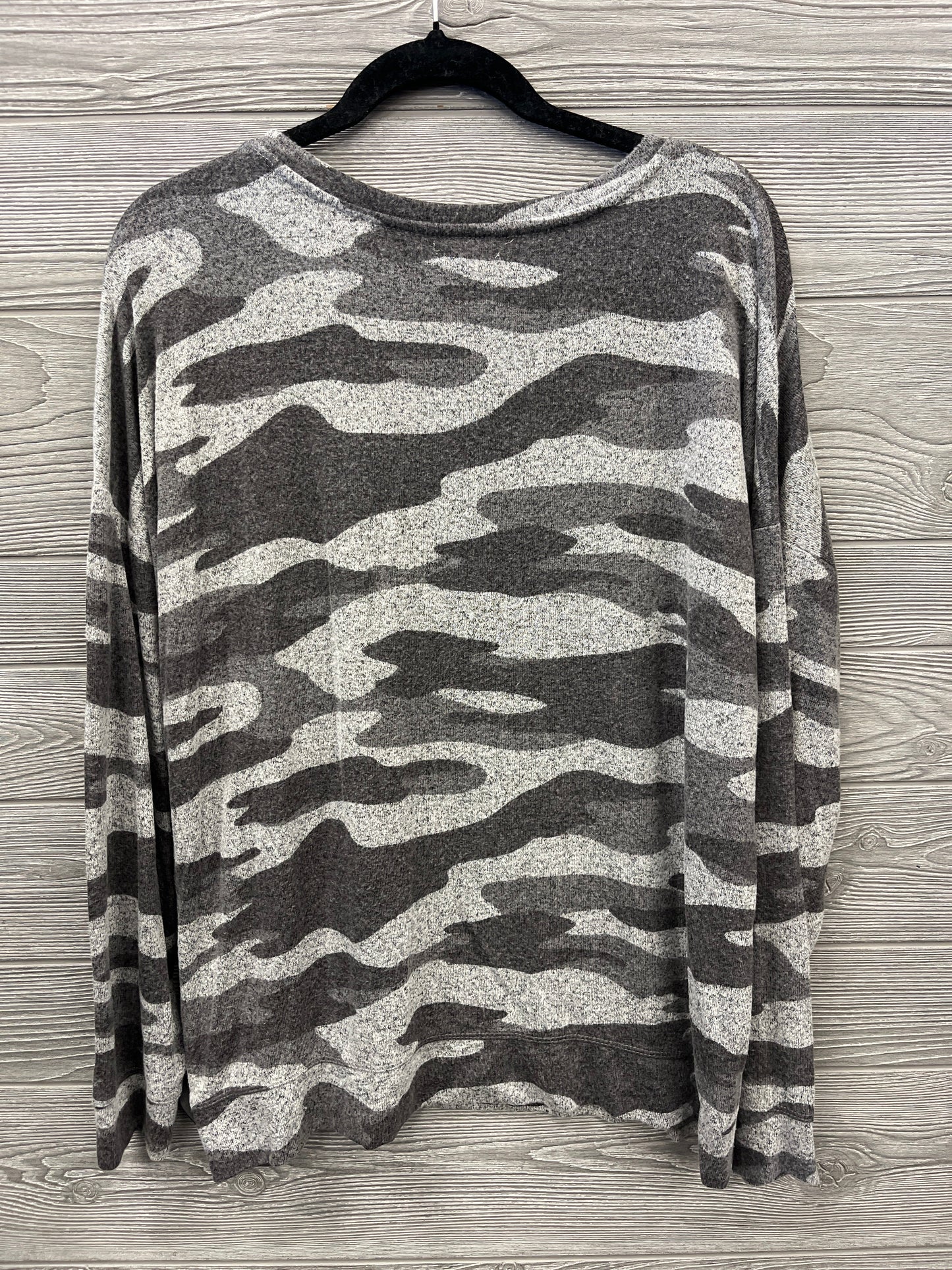 Top Long Sleeve By Maurices In Camouflage Print, Size: Xl