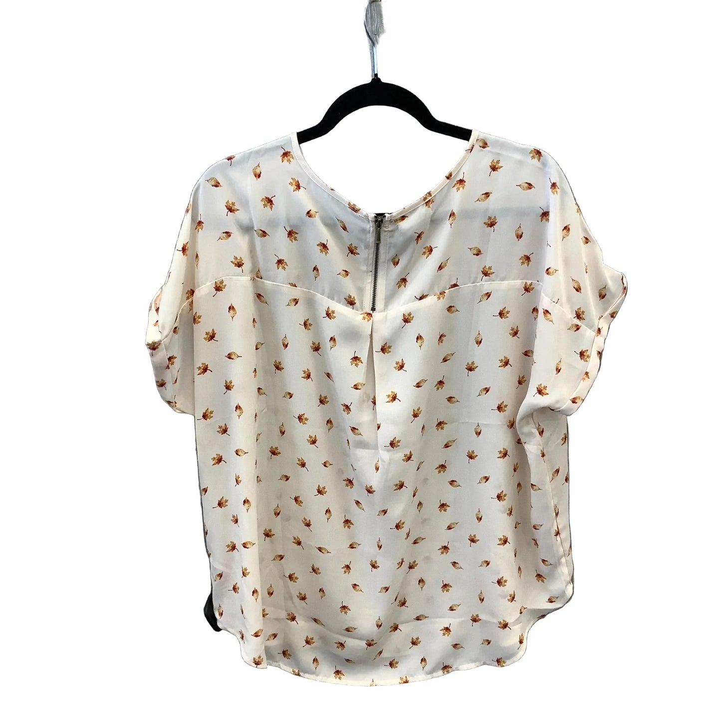 Top Short Sleeve By Maurices In Cream, Size: Xl