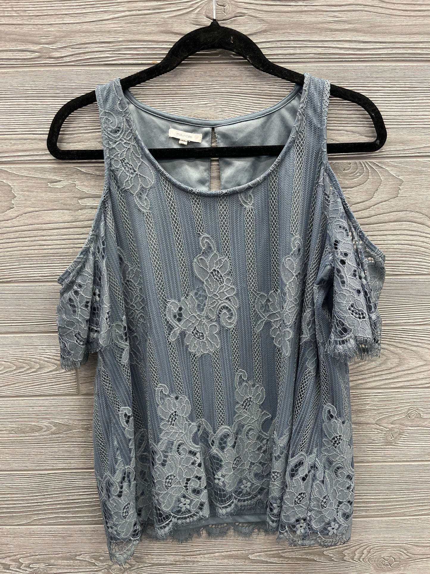 Top Short Sleeve By Maurices In Grey, Size: Xl