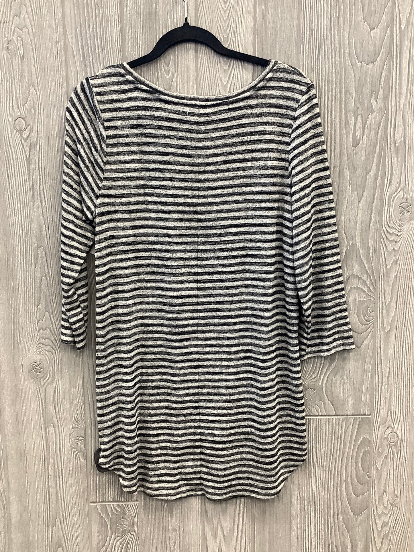 Top Long Sleeve By Maurices In Striped Pattern, Size: M