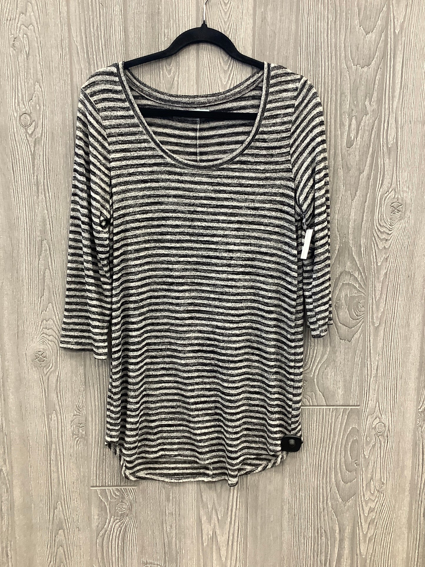 Top Long Sleeve By Maurices In Striped Pattern, Size: M