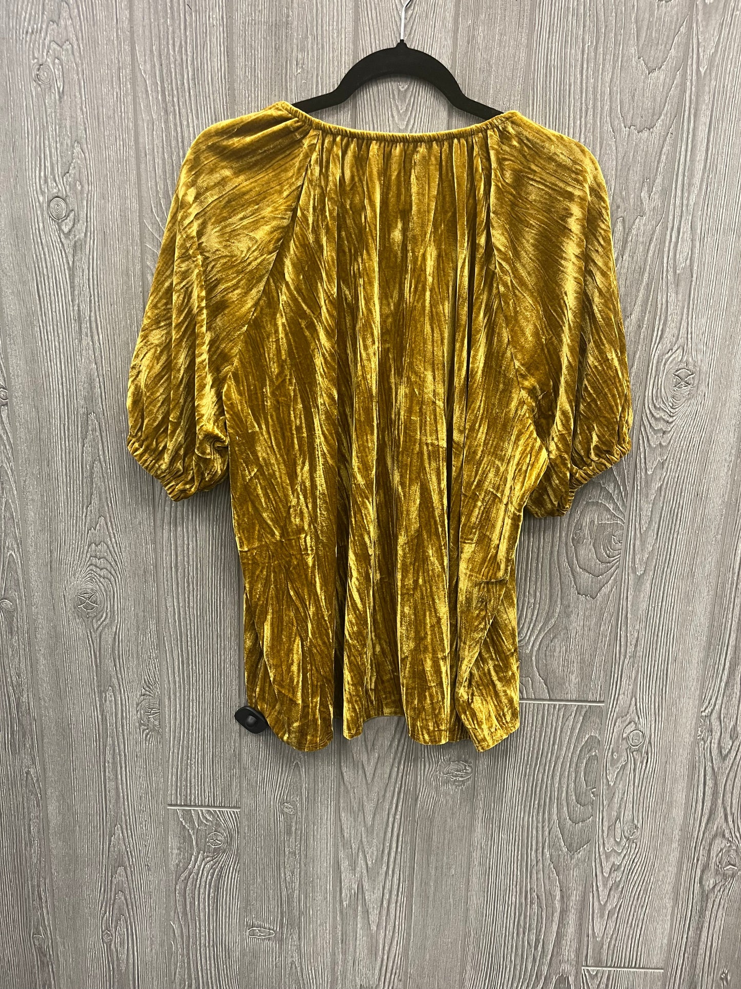 Top Short Sleeve By Maurices In Yellow, Size: Xxl