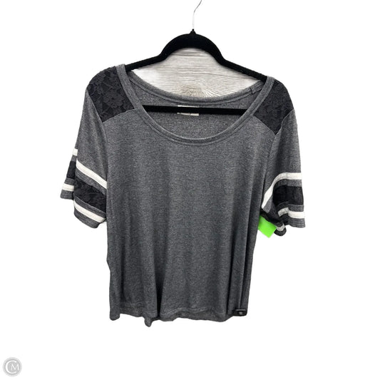 Top Short Sleeve By Maurices In Grey, Size: Xl