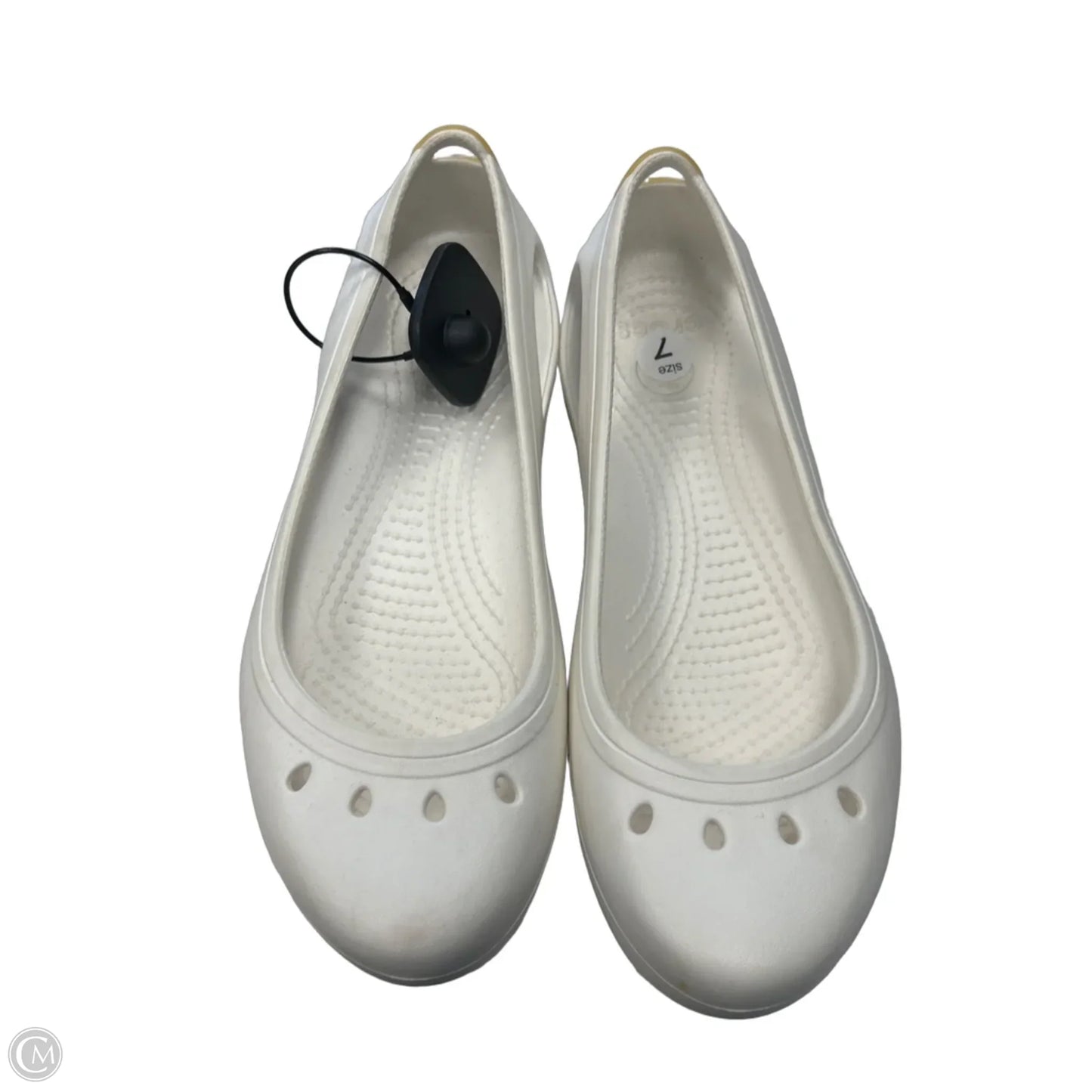 Shoes Flats By Crocs In White, Size: 7
