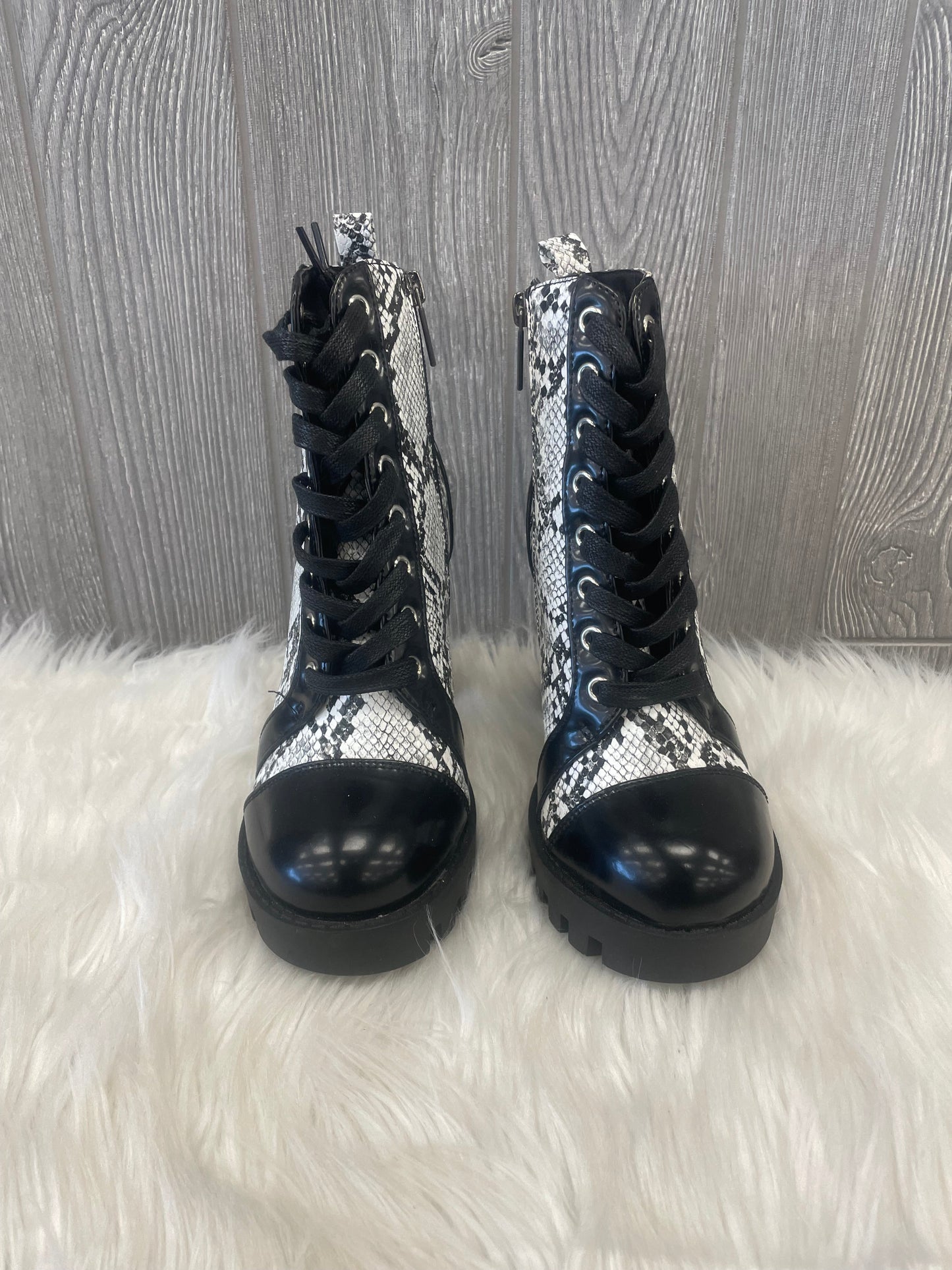 Boots Combat By Clothes Mentor  Size: 6