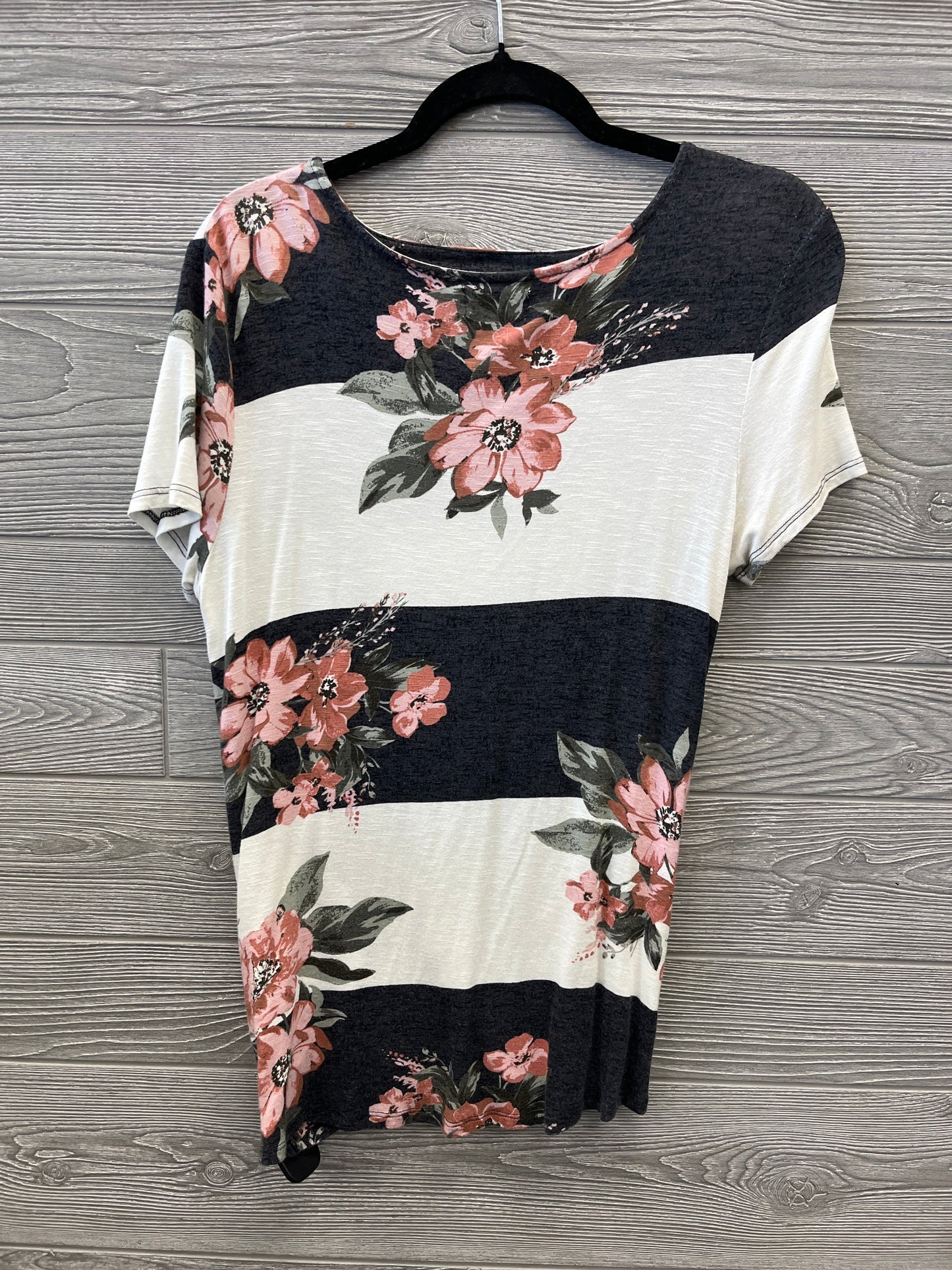 Top Short Sleeve By Maurices In Multi-colored, Size: S