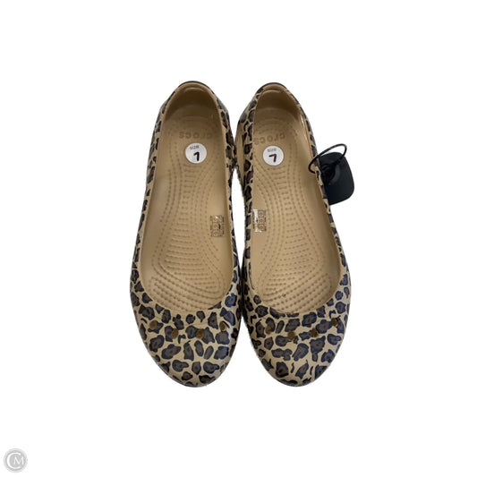 Shoes Flats By Crocs In Animal Print, Size: 7
