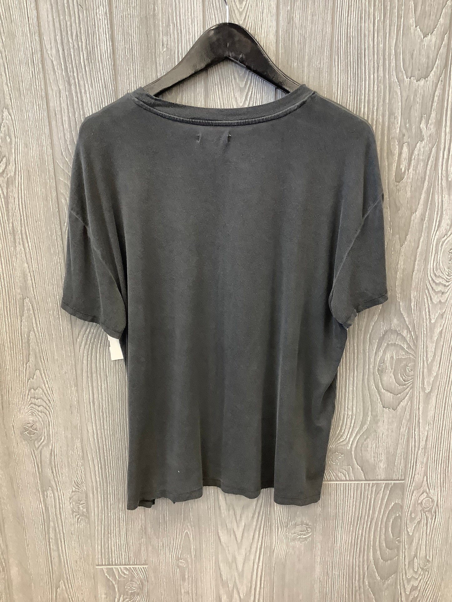 Top Short Sleeve By Maurices In Grey, Size: M