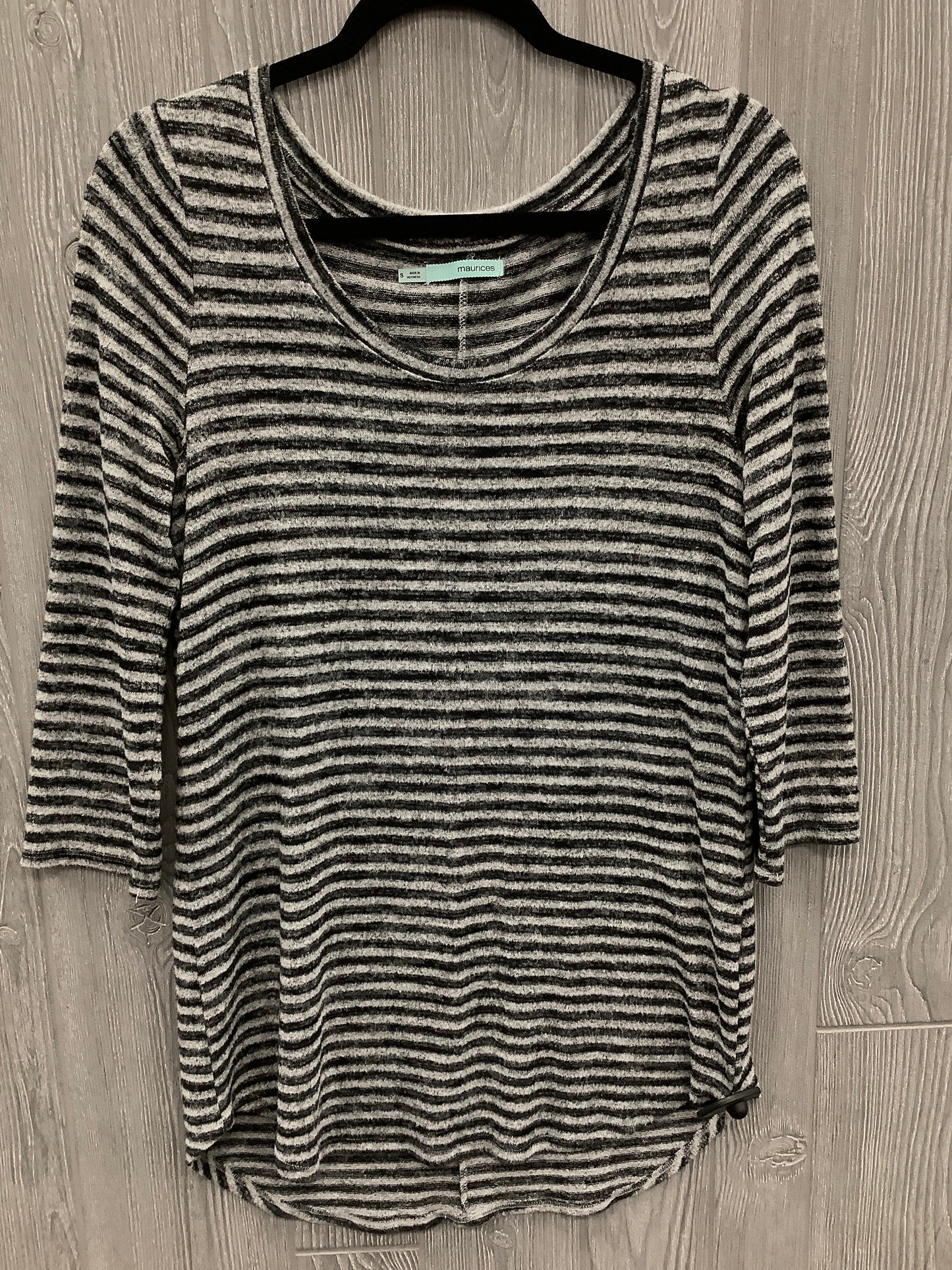 Top 3/4 Sleeve By Maurices In Striped Pattern, Size: S