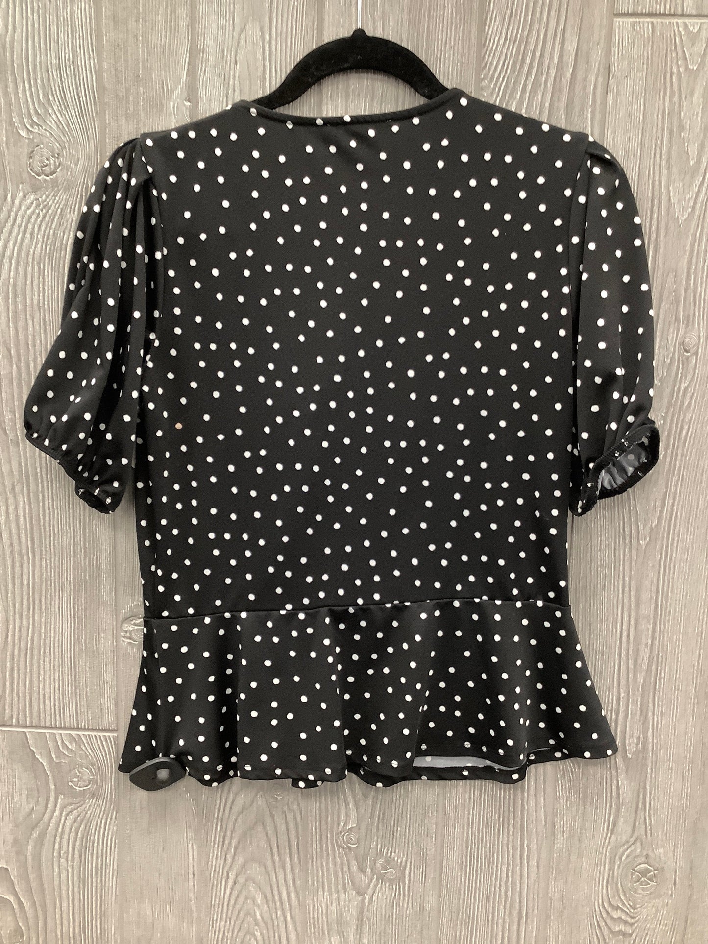 Top Short Sleeve By Perseption Concept In Polkadot Pattern, Size: M