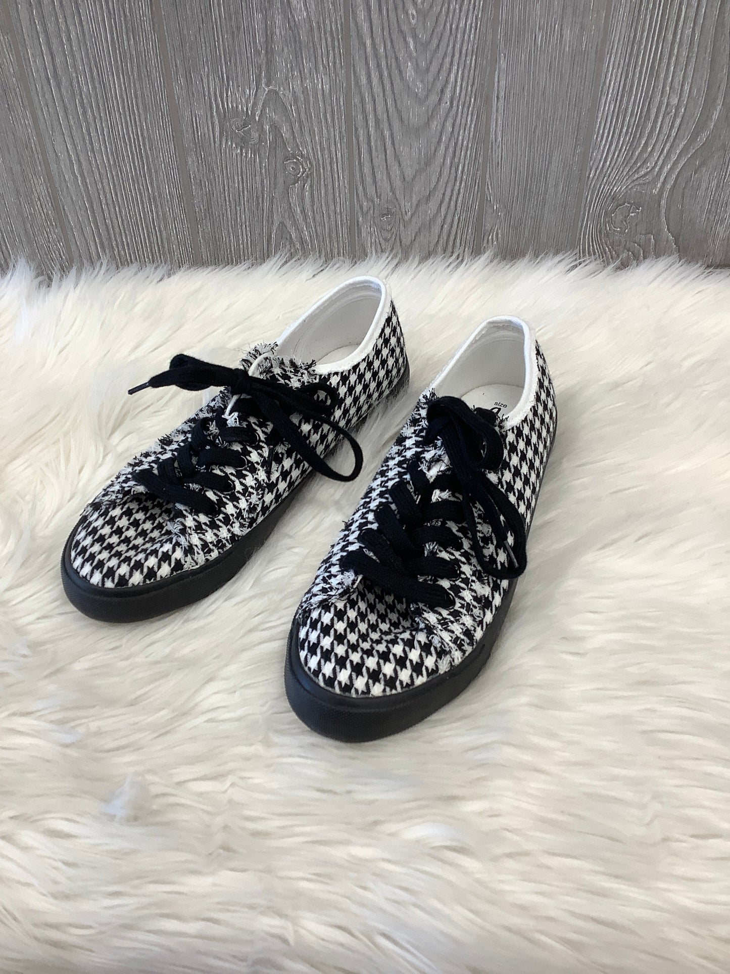 Black & White Shoes Sneakers Charlie Paige, Size 9