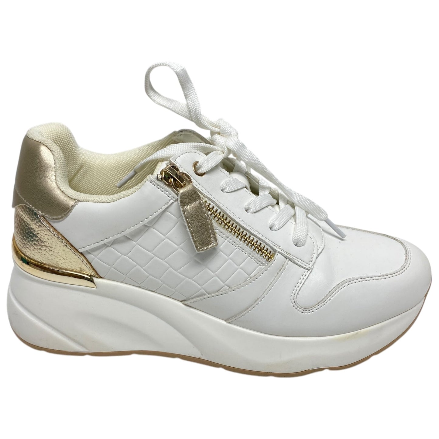 Shoes Sneakers By Clothes Mentor In White, Size: 9