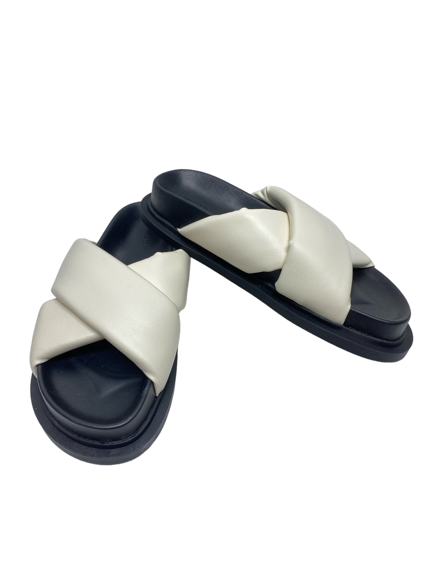 Black & White Sandals Flats Forever 21, Size 8