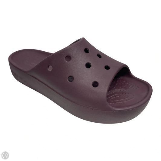 Sandals Flats By Crocs In Maroon, Size: 9