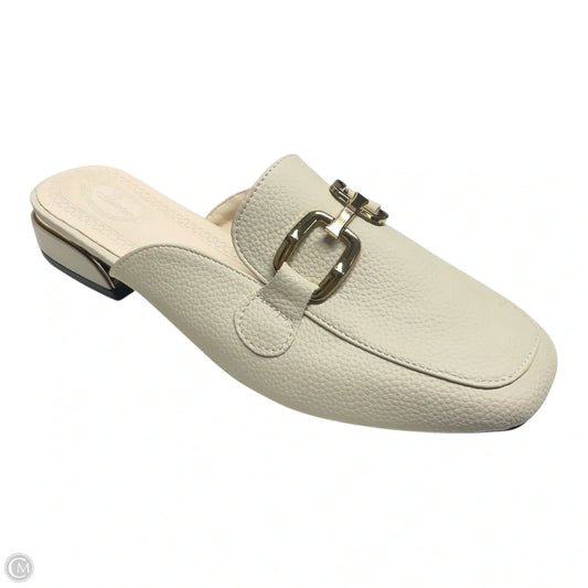 Shoes Flats By Clothes Mentor In White, Size: 9.5