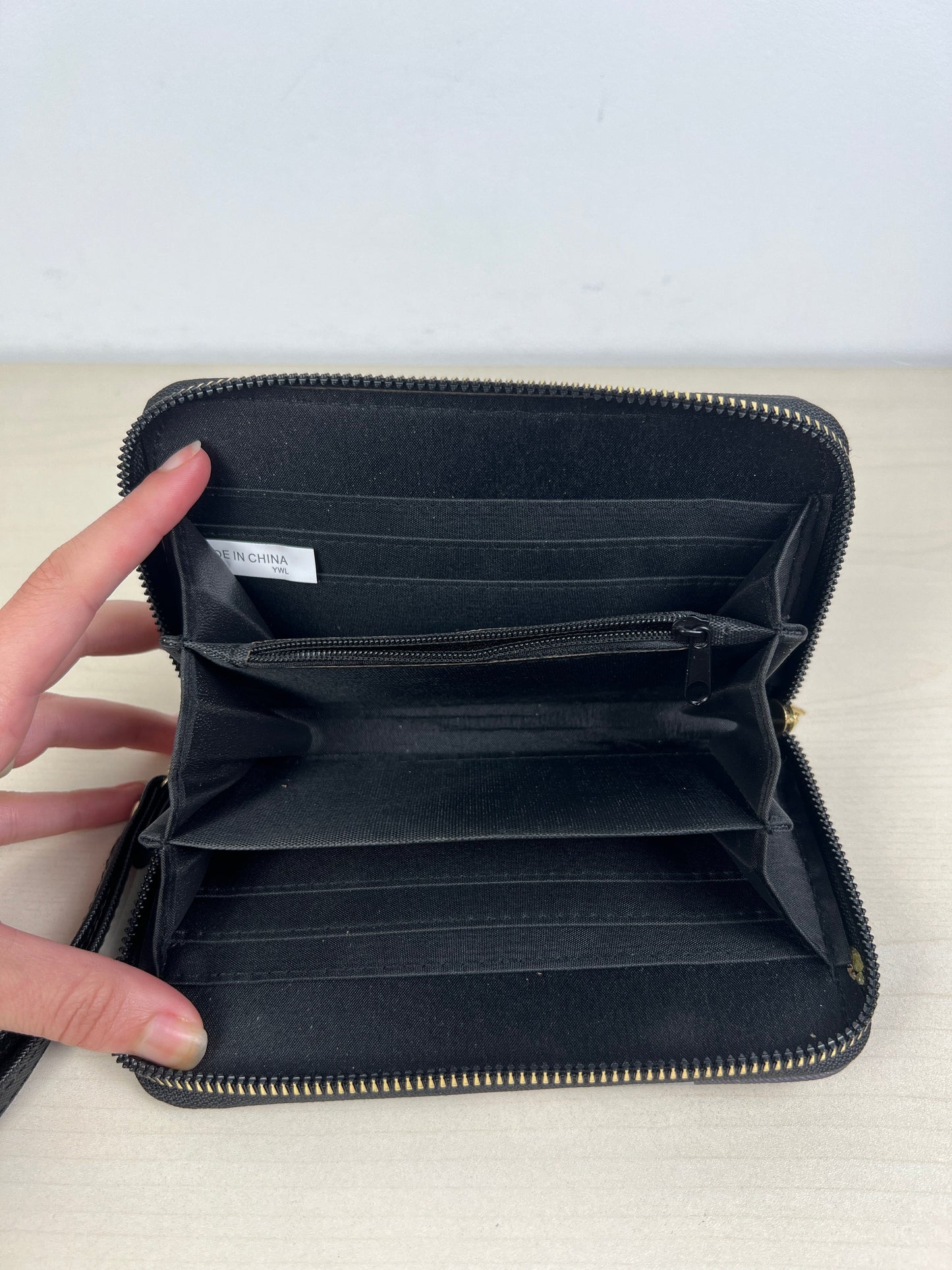 Wallet Isaac Mizrahi, Size Medium