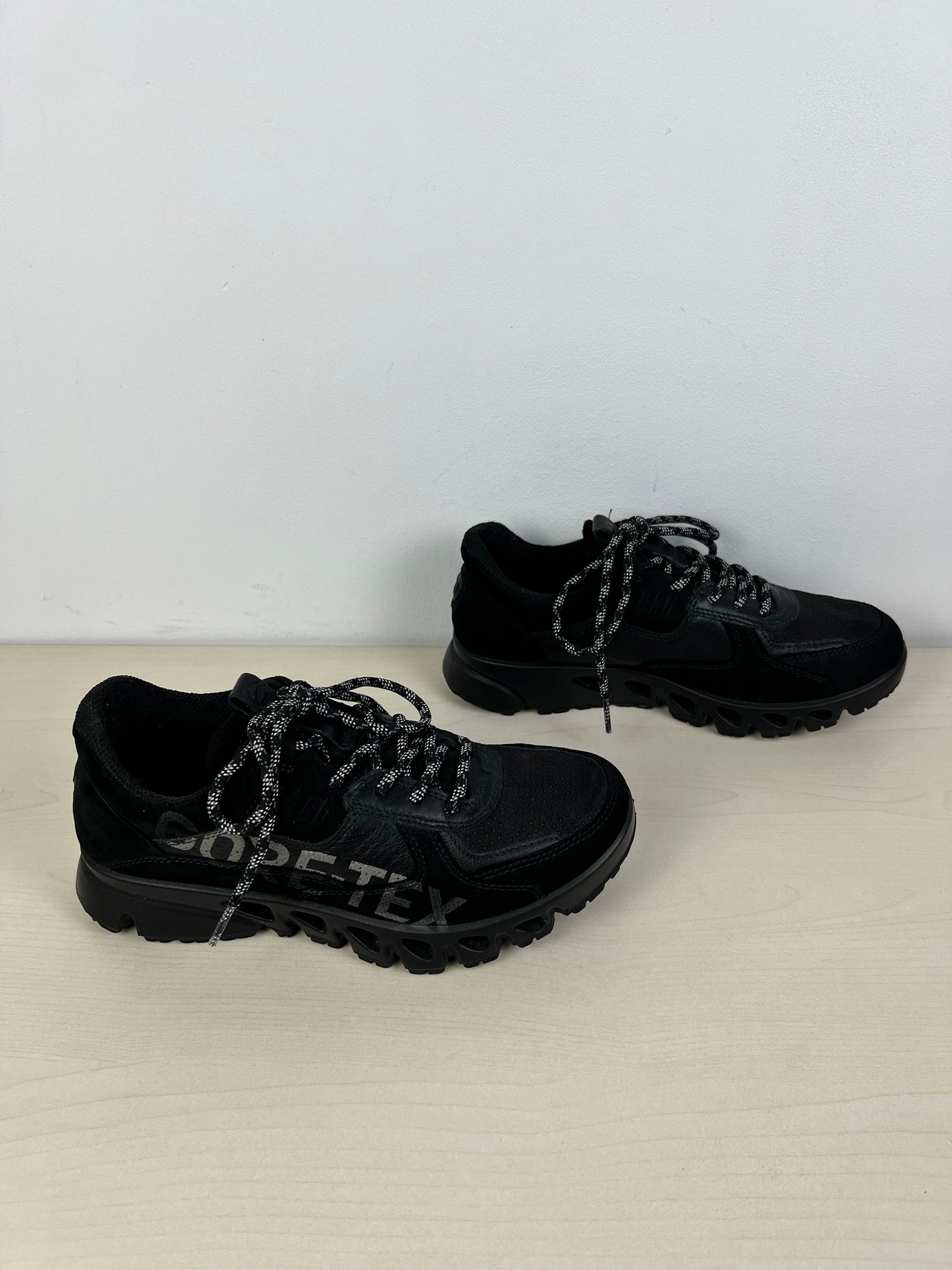 Black Shoes Hiking Ecco, Size 6