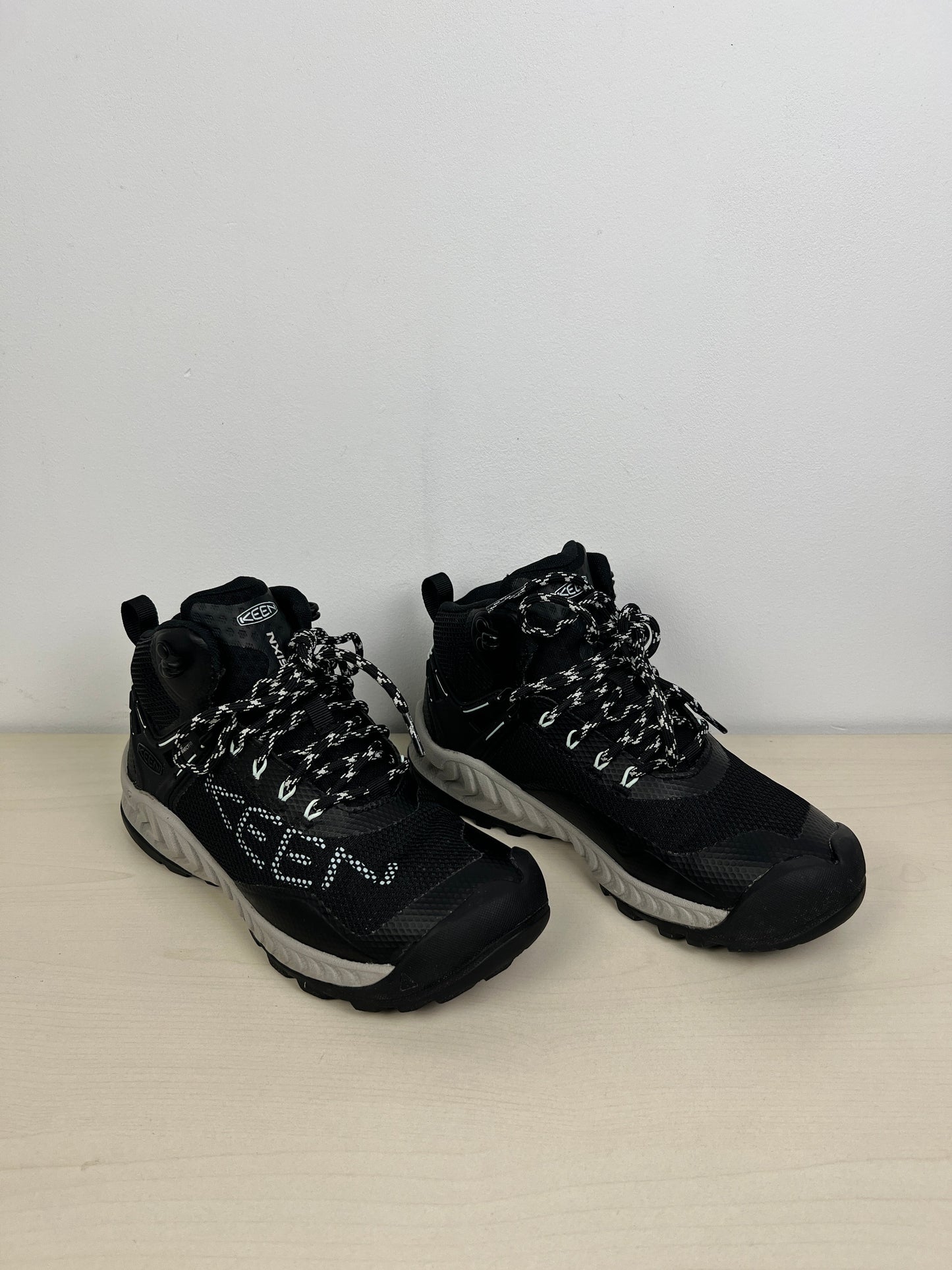 Shoes Hiking By Keen In Black, Size: 6