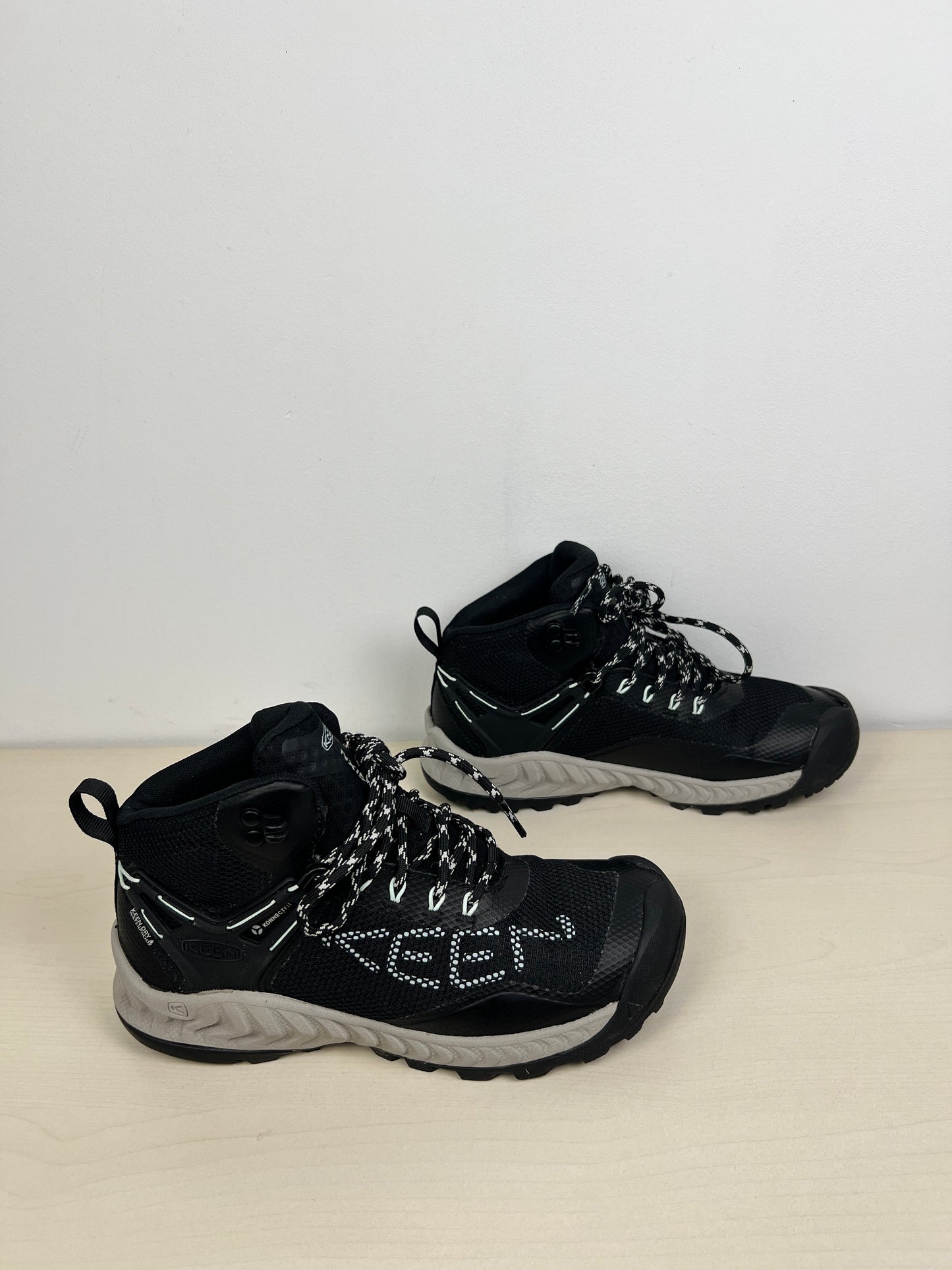 Shoes Hiking By Keen In Black, Size: 6