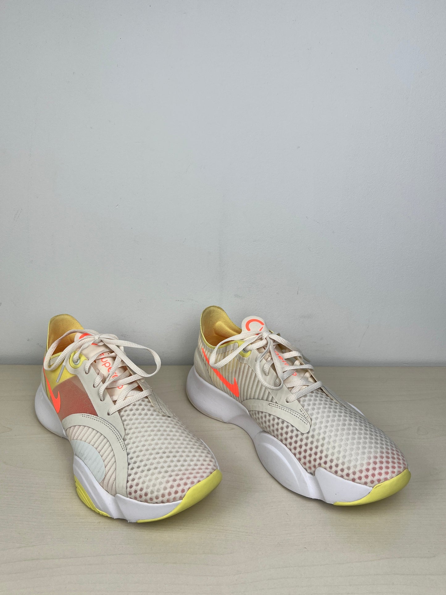 Shoes Athletic By Nike In White & Yellow, Size: 10