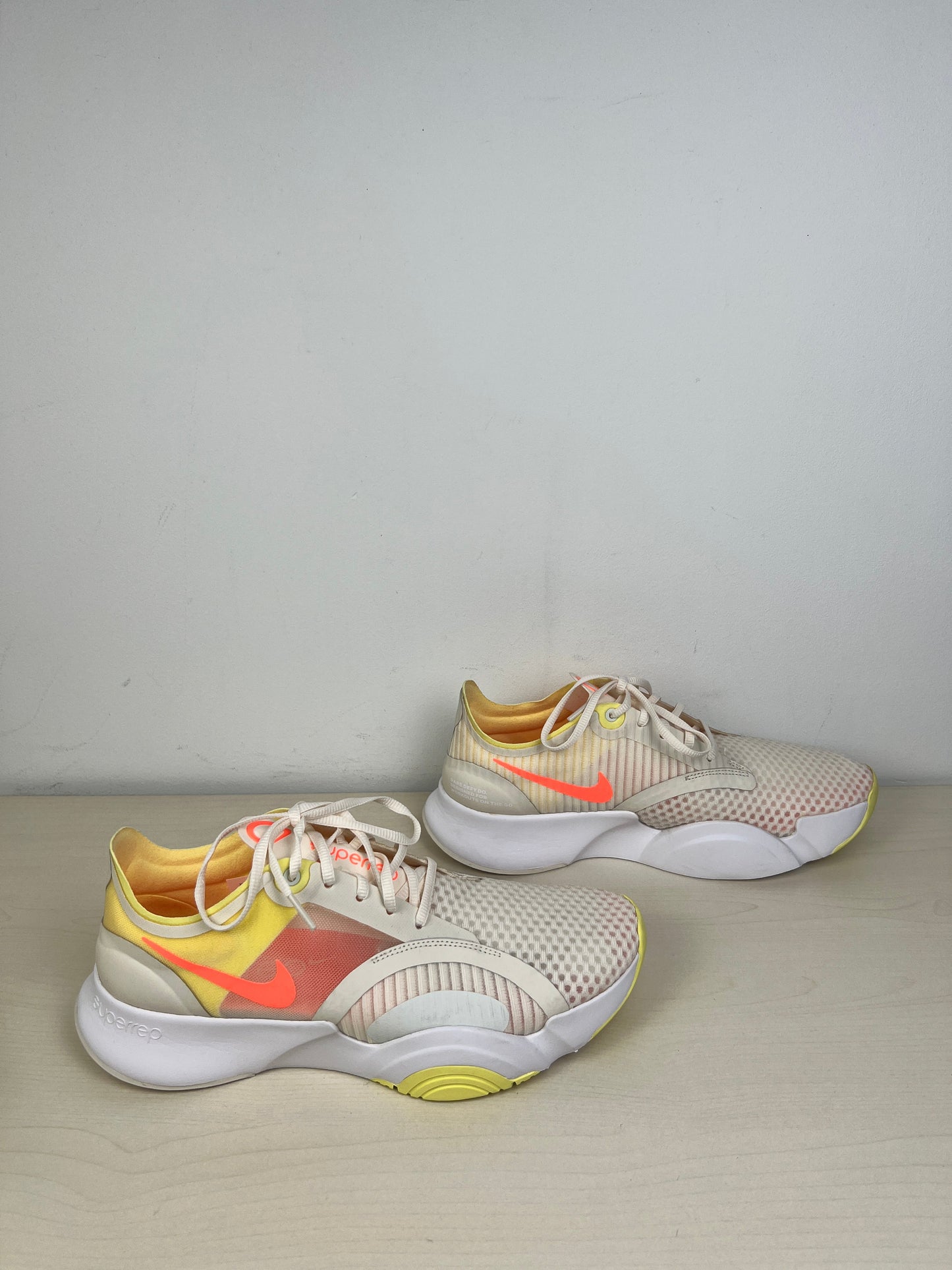 Shoes Athletic By Nike In White & Yellow, Size: 10