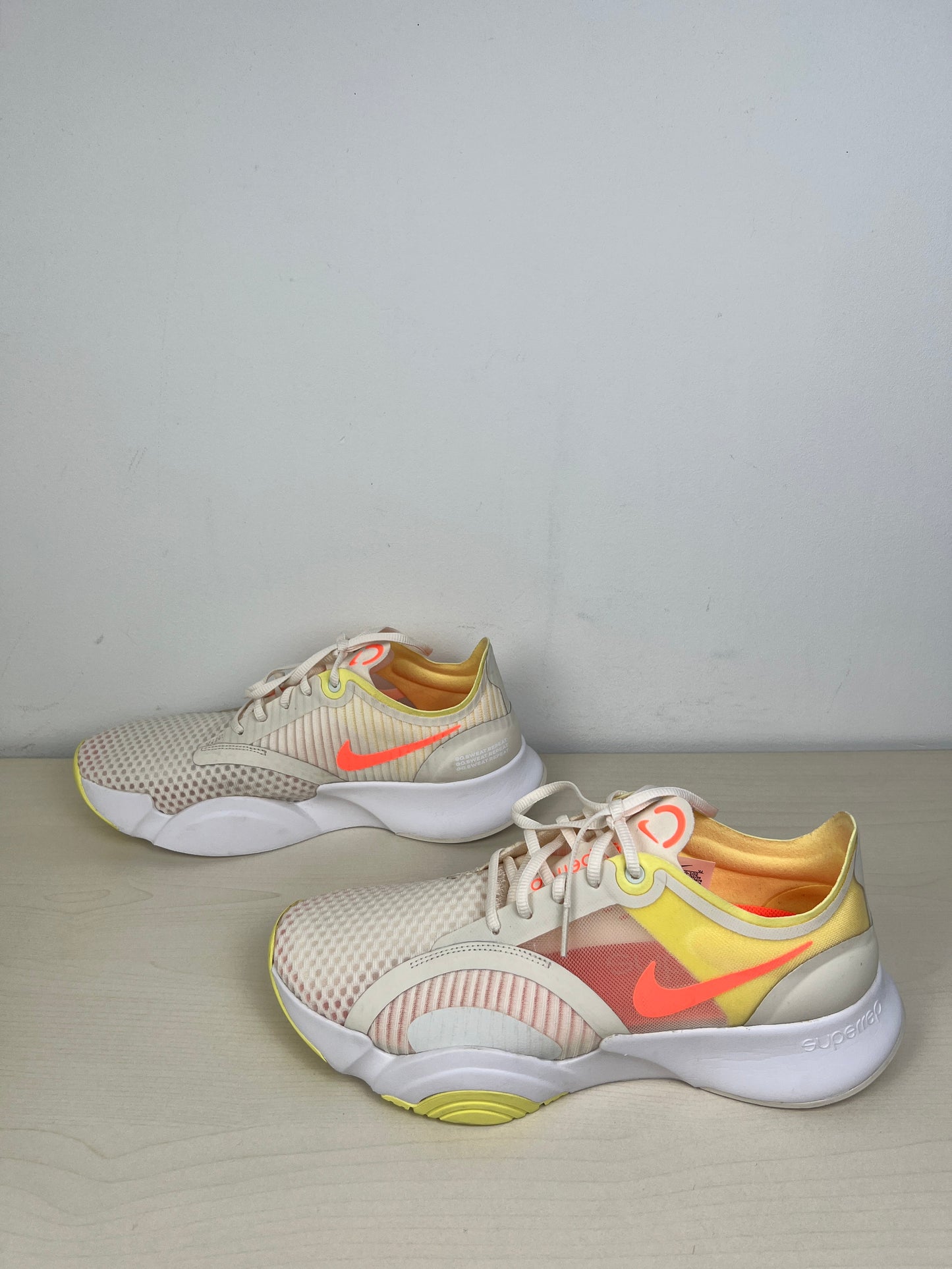 Shoes Athletic By Nike In White & Yellow, Size: 10