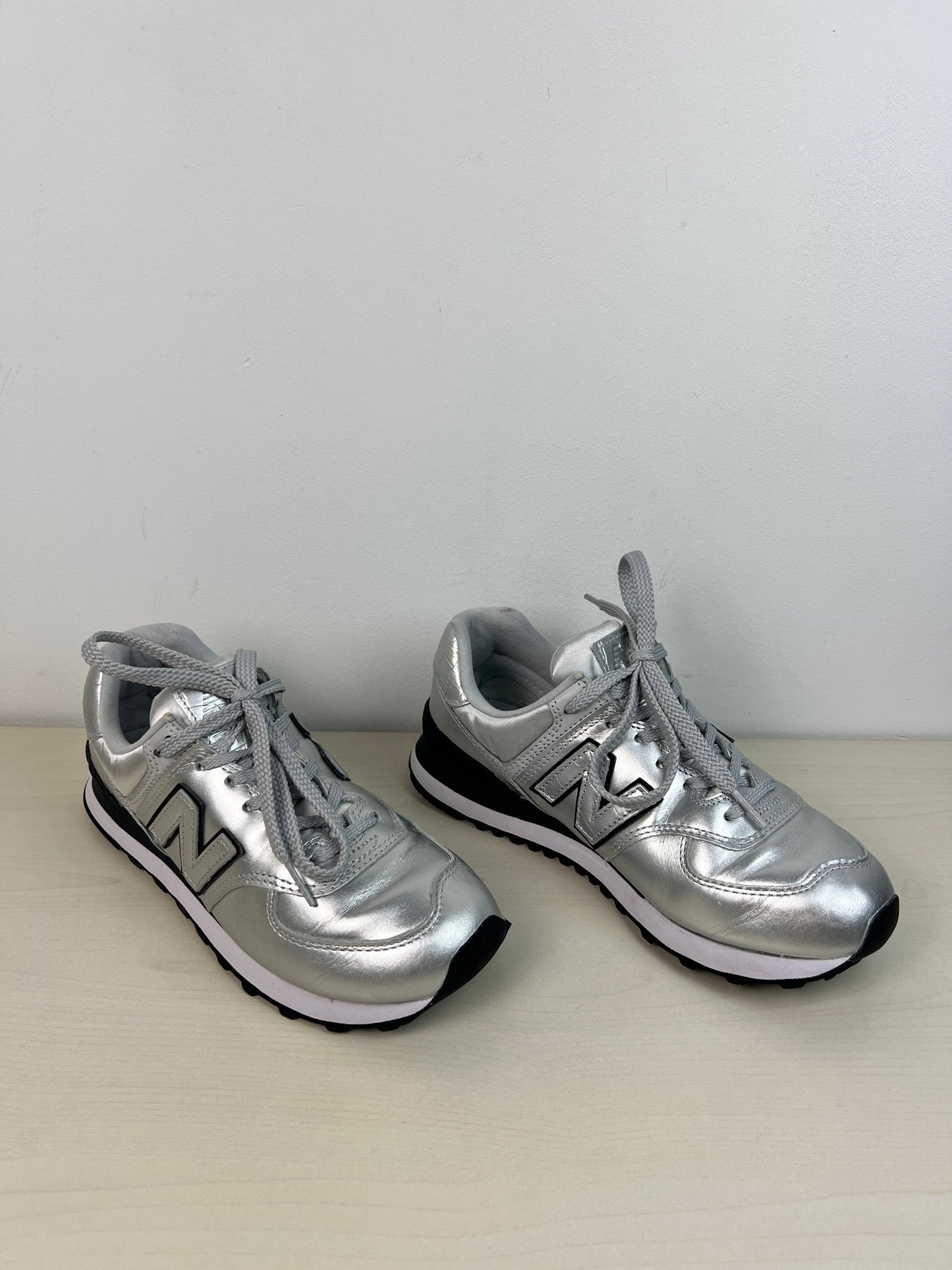 Shoes Sneakers By New Balance In Silver, Size: 7