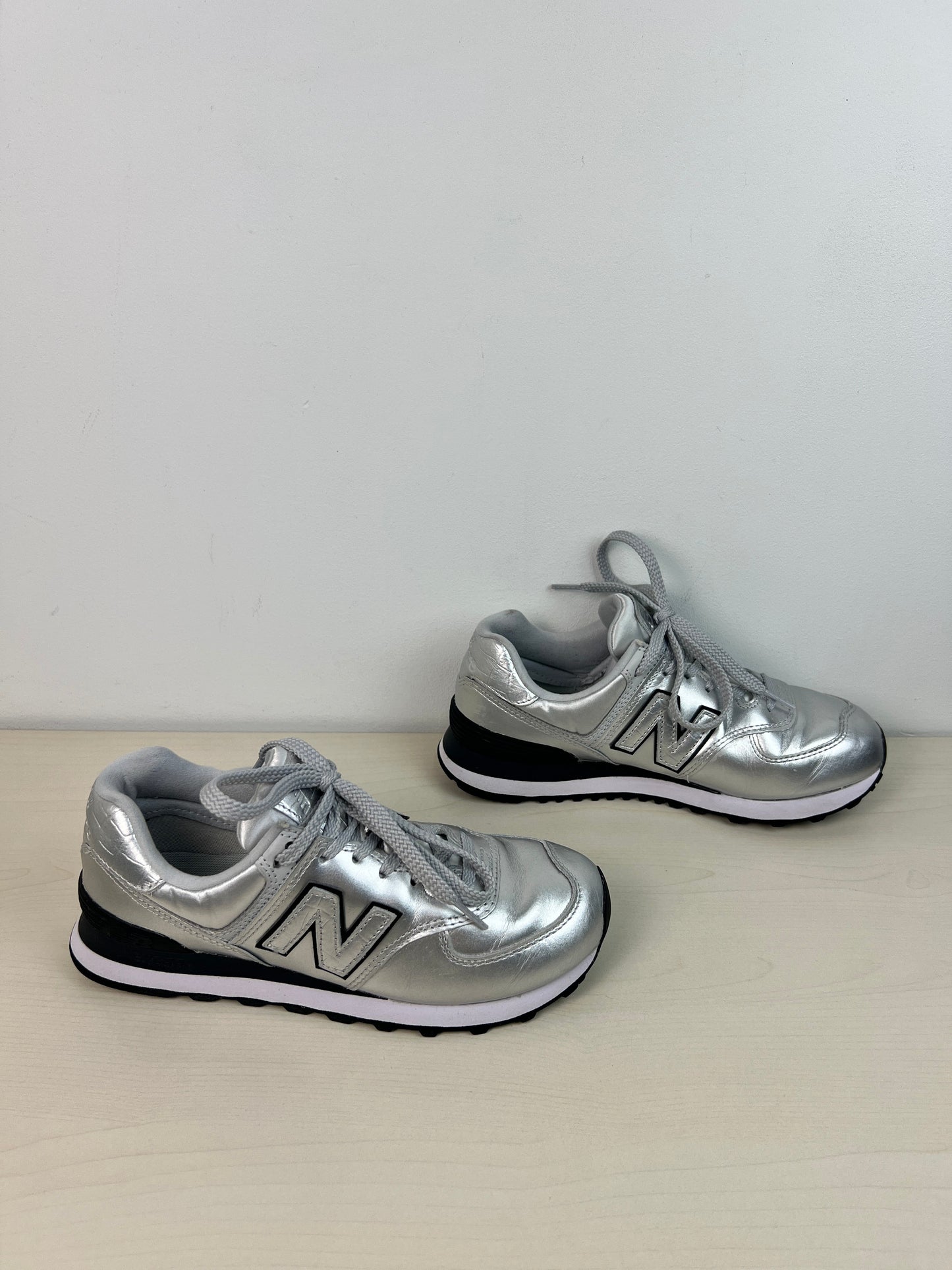 Shoes Sneakers By New Balance In Silver, Size: 7