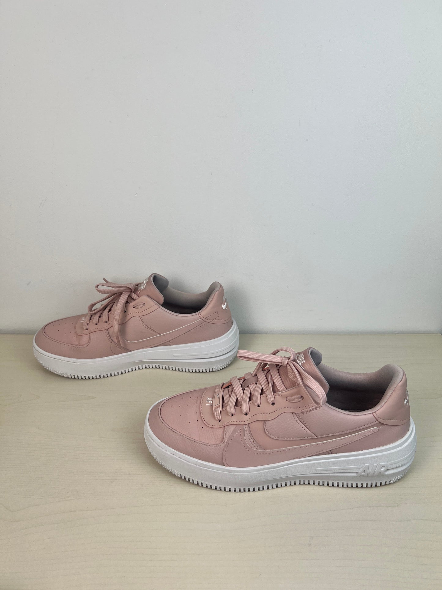 Shoes Sneakers By Nike In Pink, Size: 9.5