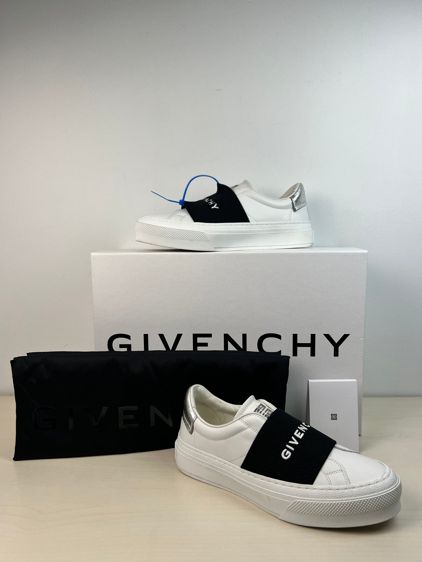 Shoes Luxury Designer By Givenchy In White, Size: 6