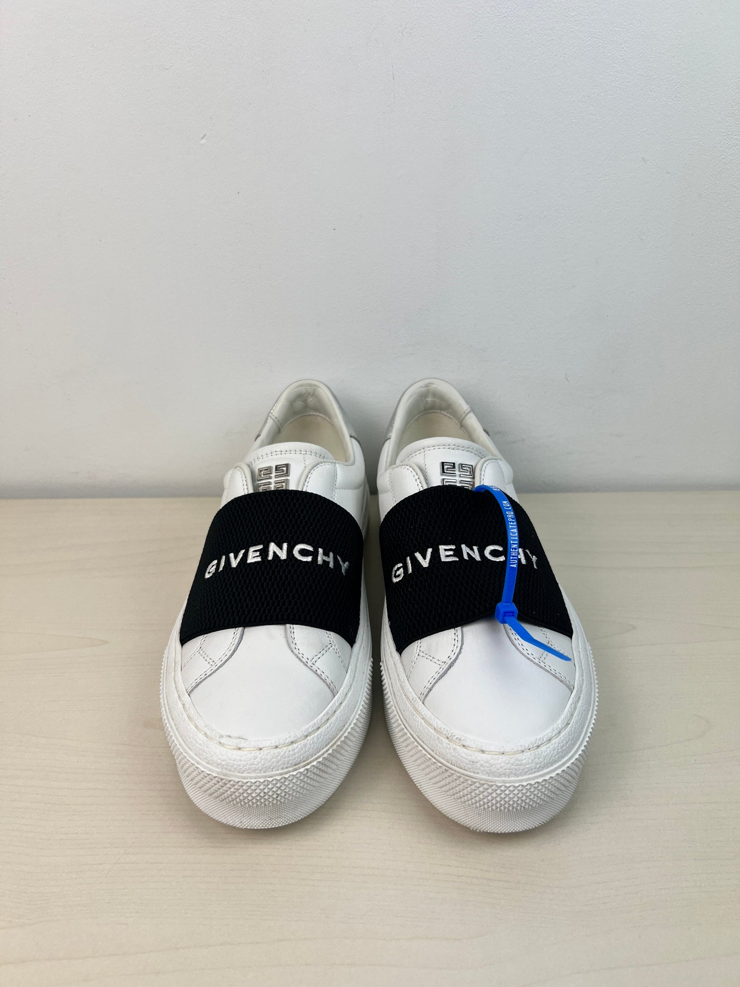 Shoes Luxury Designer By Givenchy In White, Size: 6