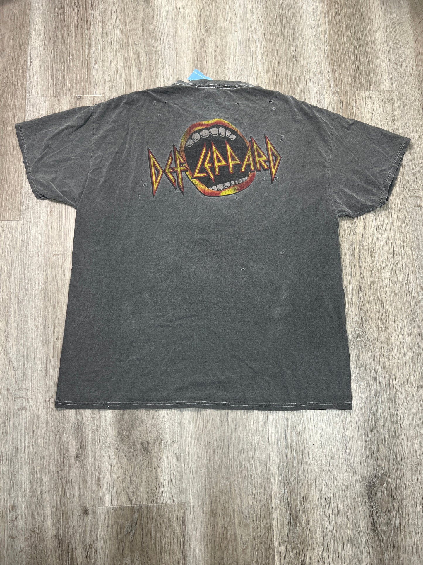 Top Short Sleeve By DEF LEPPARD In Grey, Size: Osfm