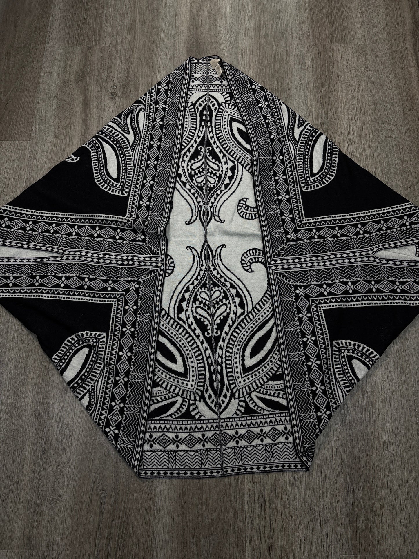 Shawl By Chicos In Black & White, Size: S